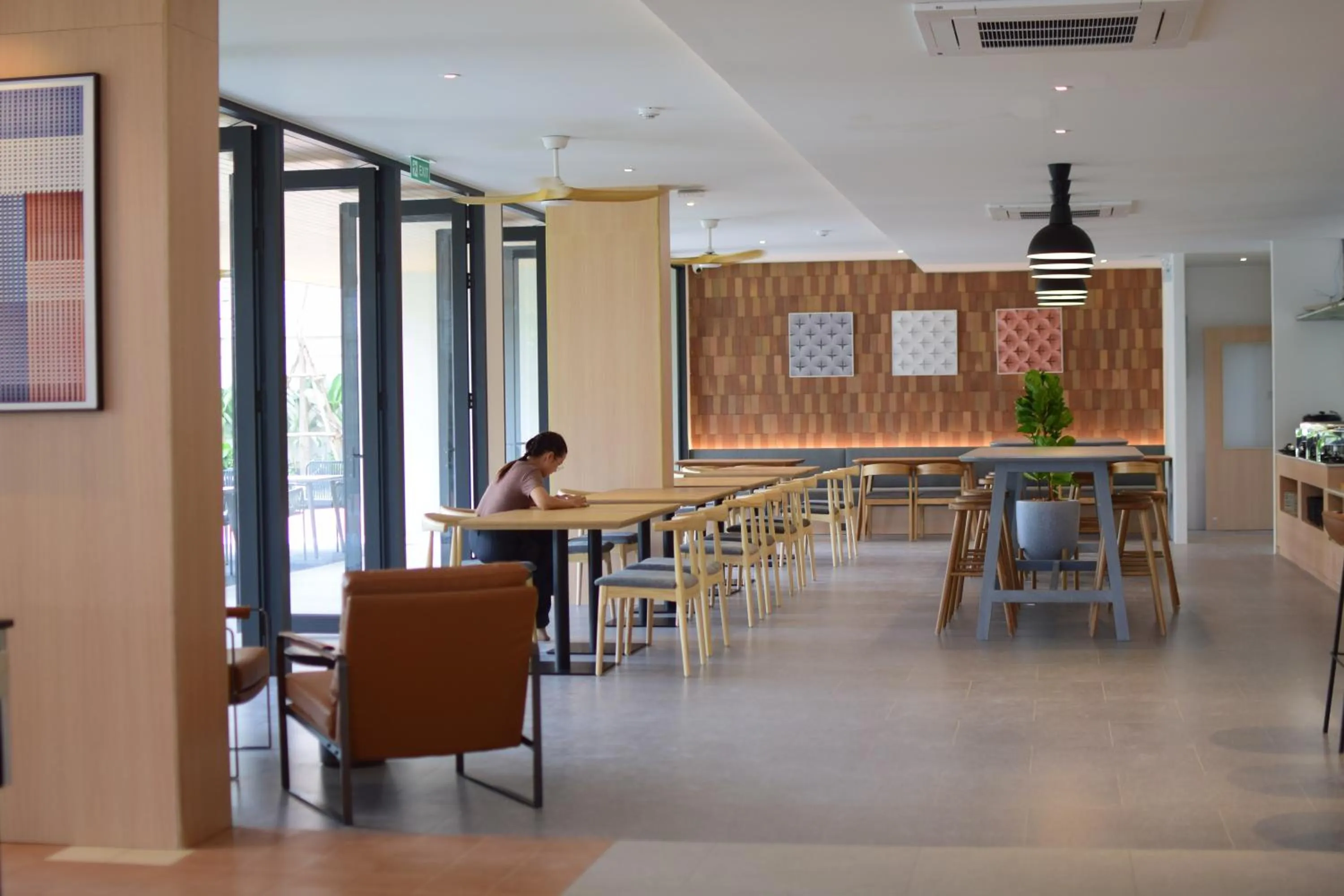 Restaurant/places to eat in PAAK Hotel Suvarnabhumi