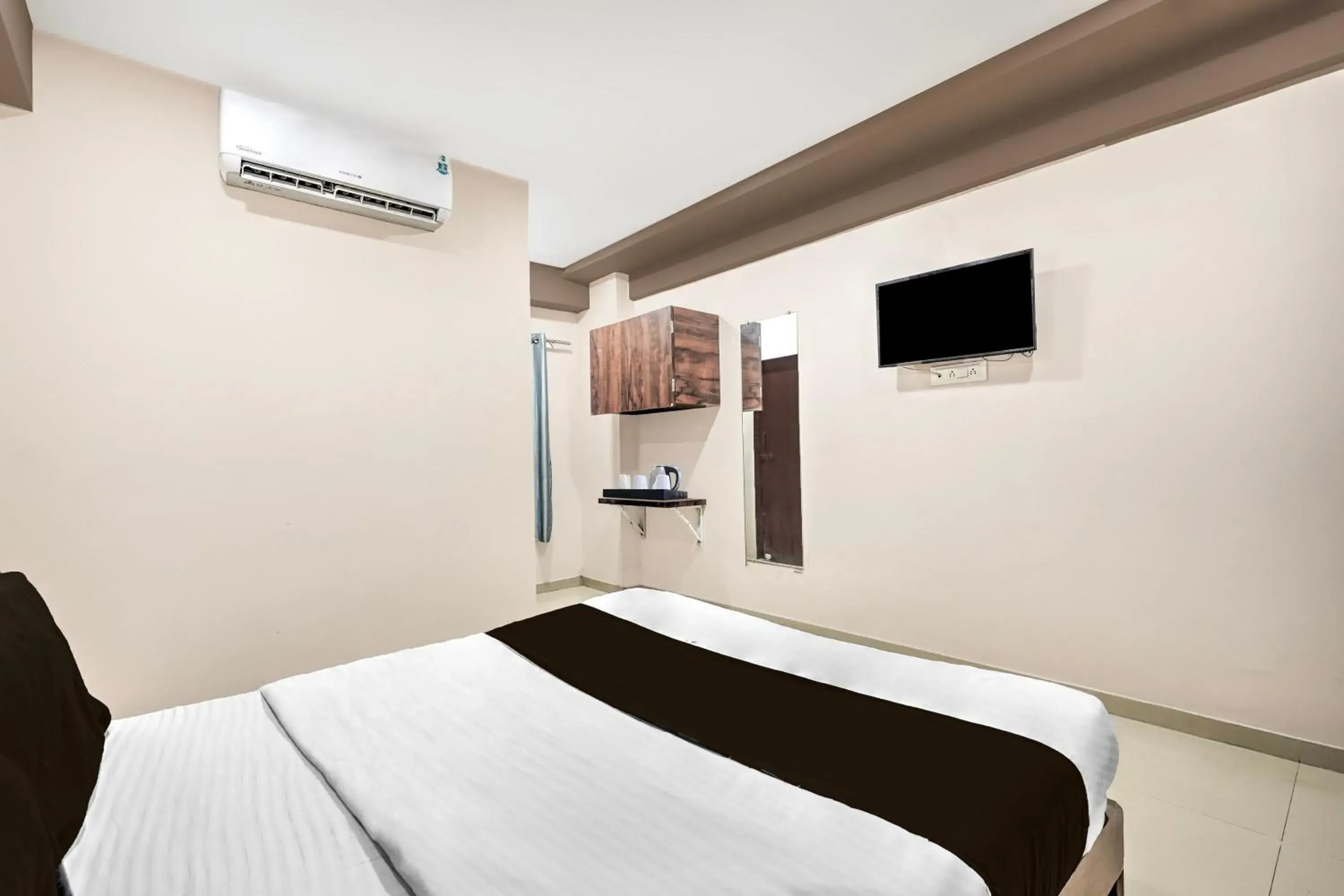 Bedroom, Bed in Collection O Palampur Surat Formerly Hotel Royal Paradise Bedroom, Bed in Collection O Palampur Surat Formerly Hotel Royal Paradise