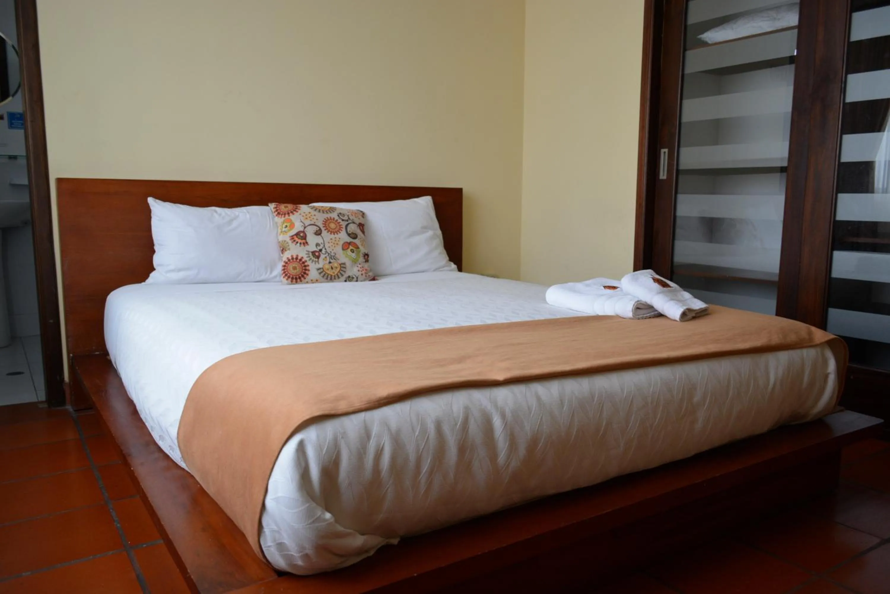 Standard Queen Room - single occupancy in Hotel Casa Kolping Quito
