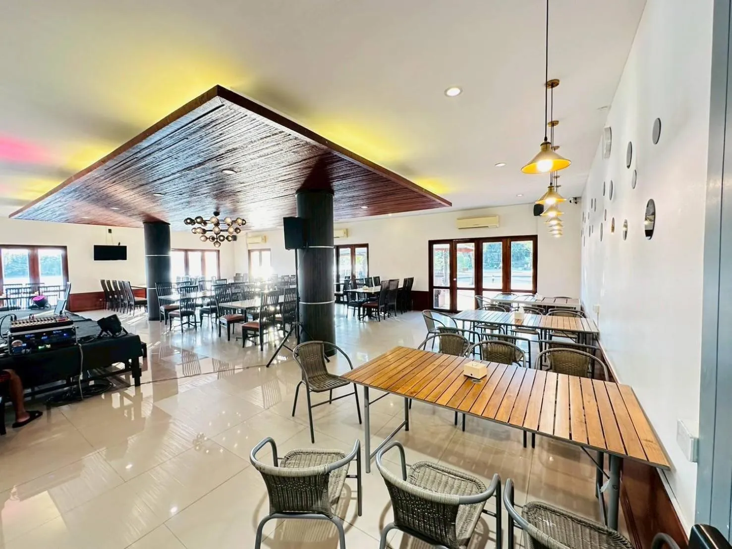 Restaurant/places to eat in Baan Tai Had Resort