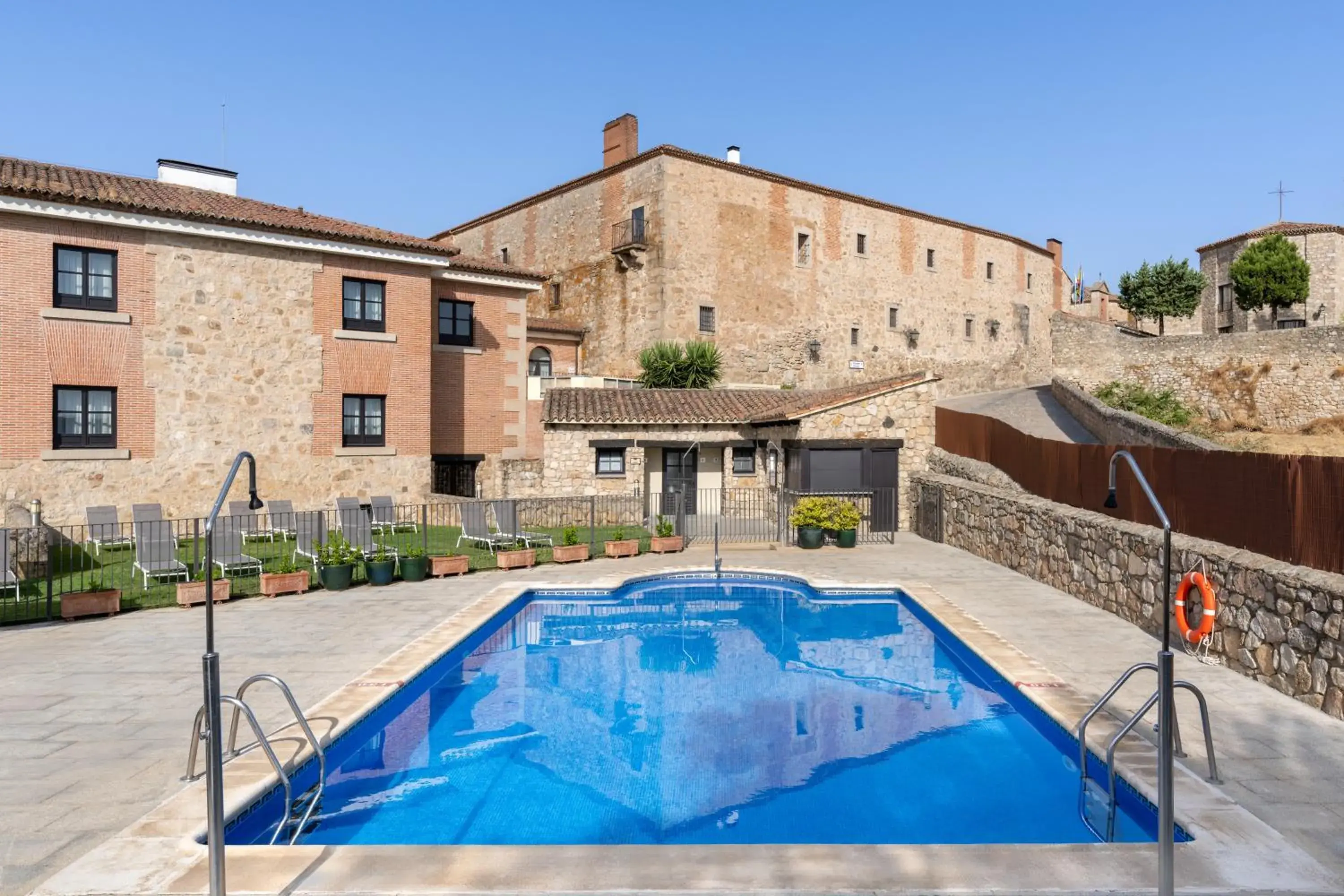 Swimming pool in Parador de Trujillo Swimming pool in Parador de Trujillo