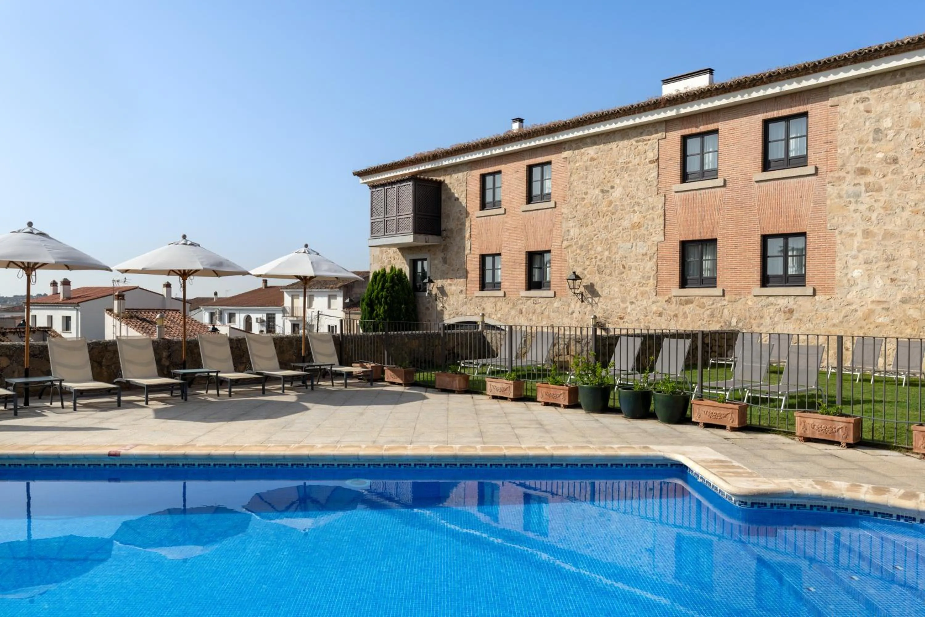 Swimming pool in Parador de Trujillo