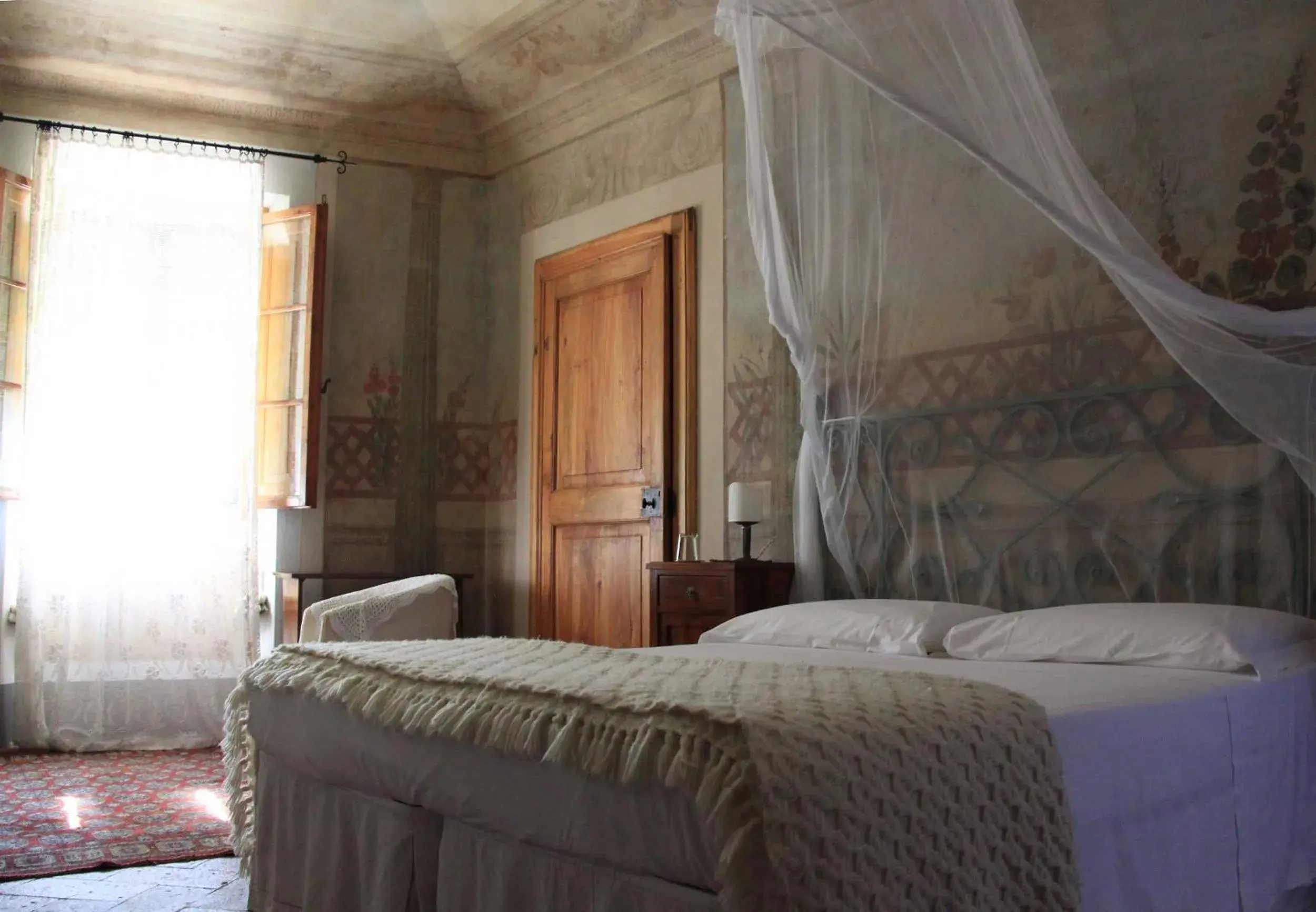 Deluxe Double Room with Castle View in antica casa "le rondini" Deluxe Double Room with Castle View in antica casa "le rondini"