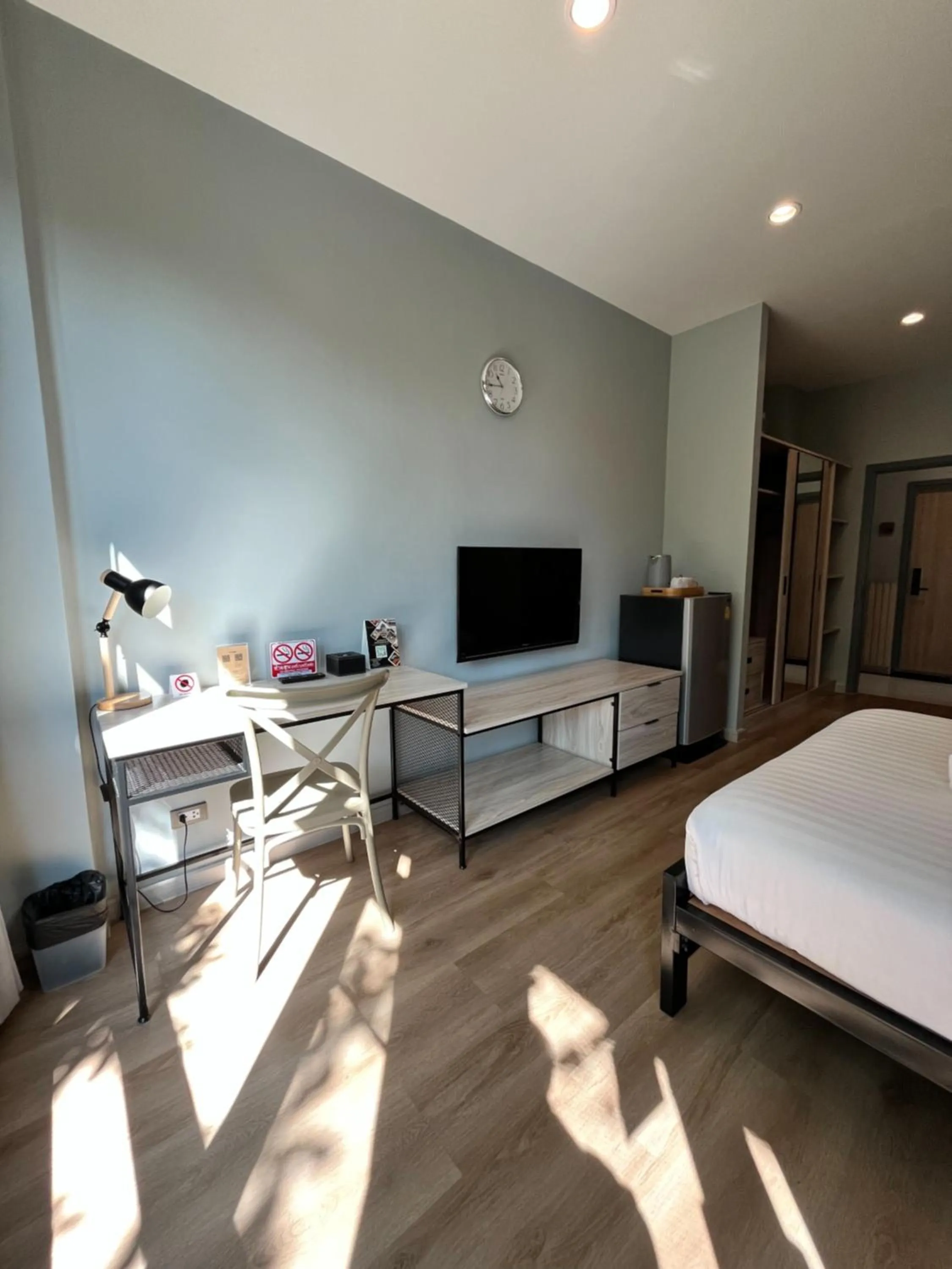 Photo of the whole room, Bed in Prem Mansion U Thong