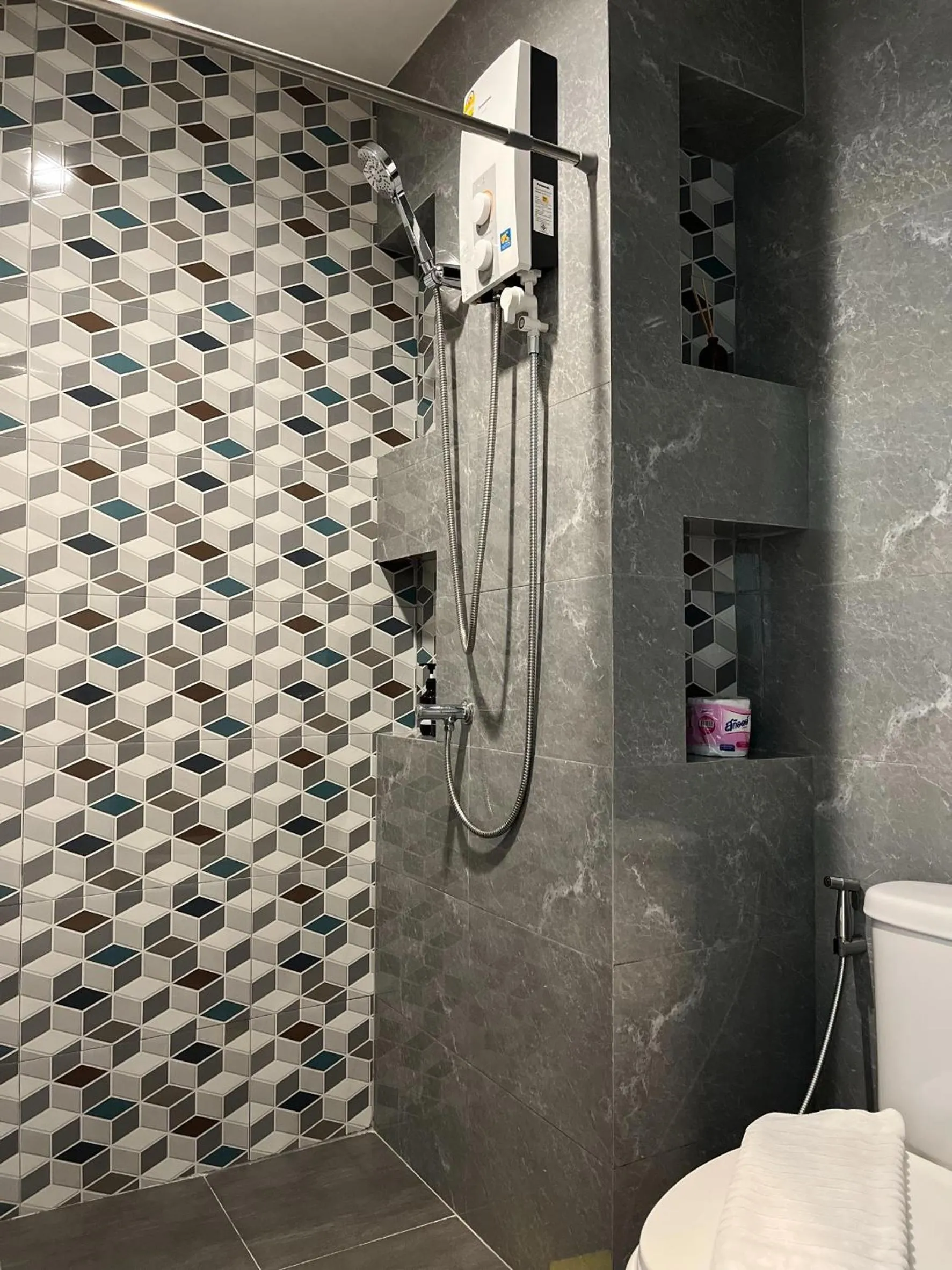 Shower in Prem Mansion U Thong