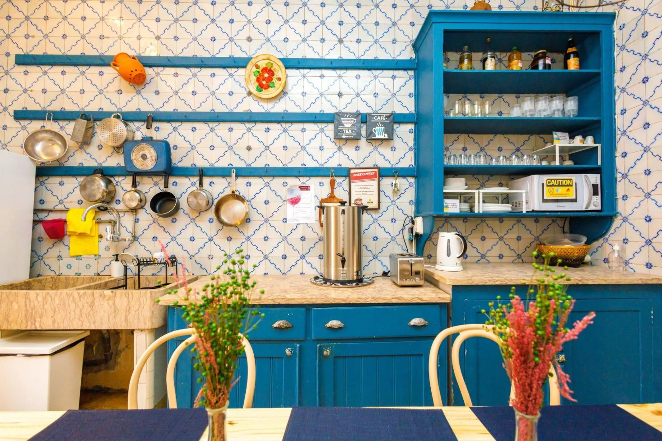 Kitchen or kitchenette in Ambiente Hostel