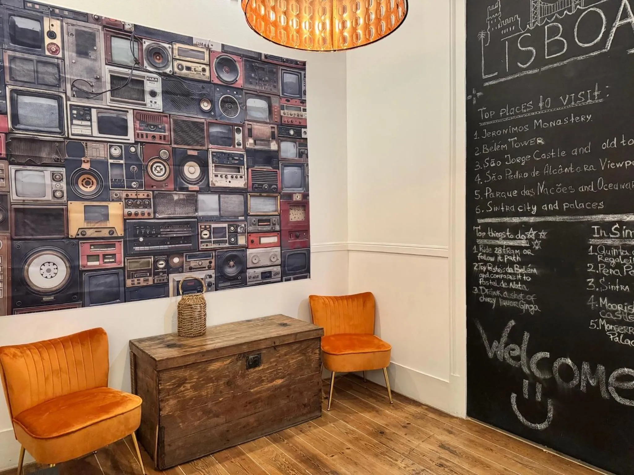 Communal lounge/ TV room in Ambiente Hostel