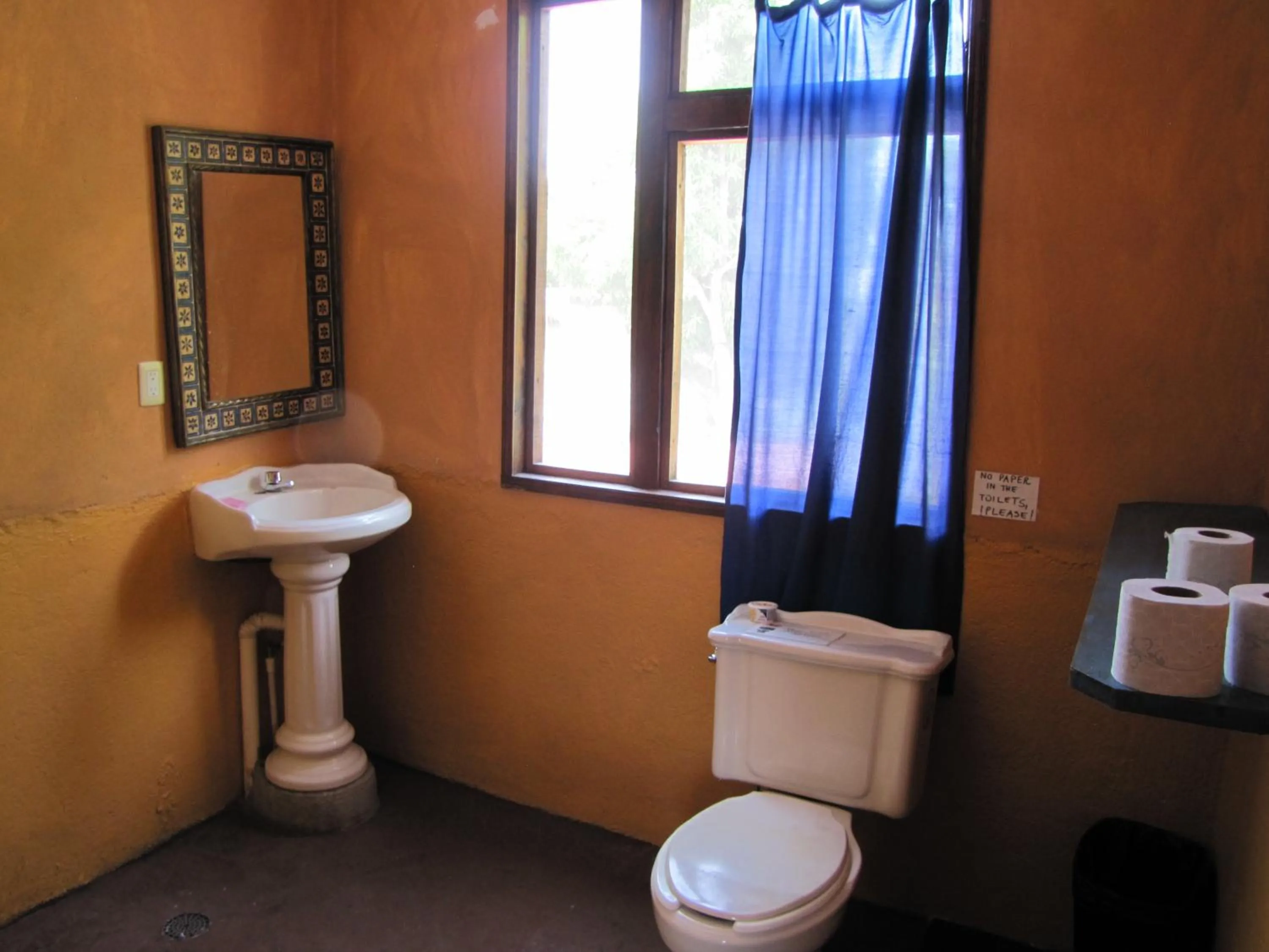 Toilet in Tower Bridge Hostel