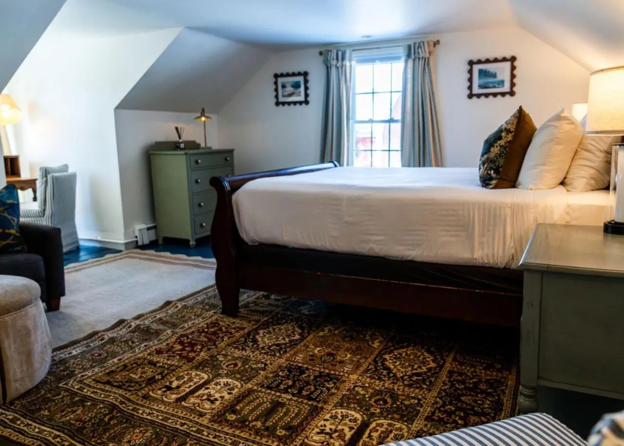 Deluxe Queen Suite in Inn at Pleasant Lake
