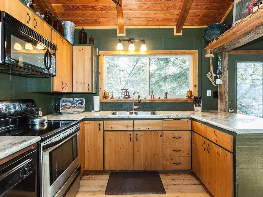 Kitchen or kitchenette in Treehouse On The Stream Sundance, Utah