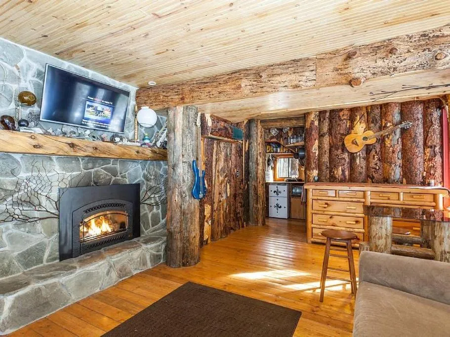 TV and multimedia in Treehouse On The Stream Sundance, Utah