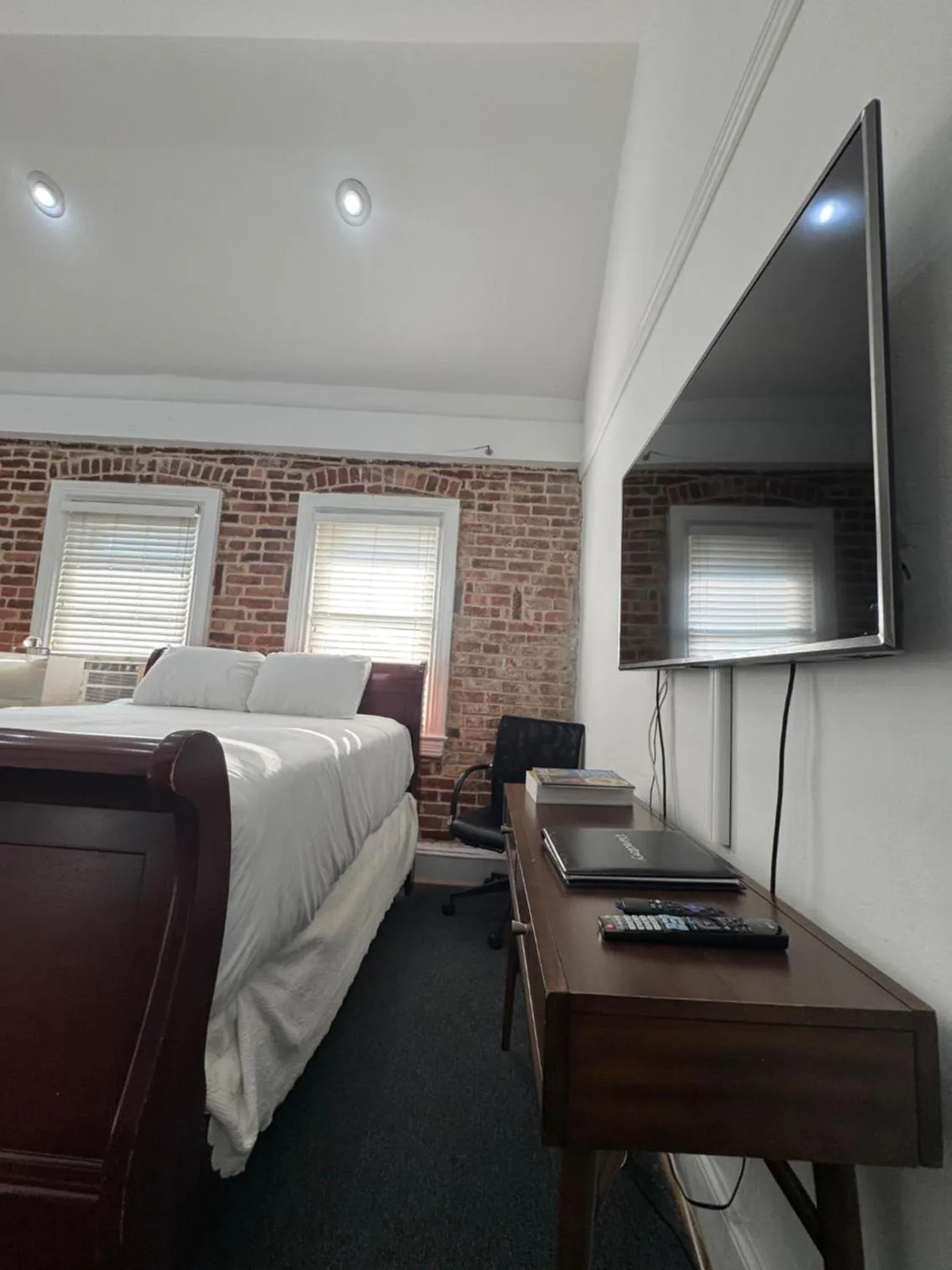 Seating area, Bed in Good Night Sleep 1Bdrm 2 Queen Beds