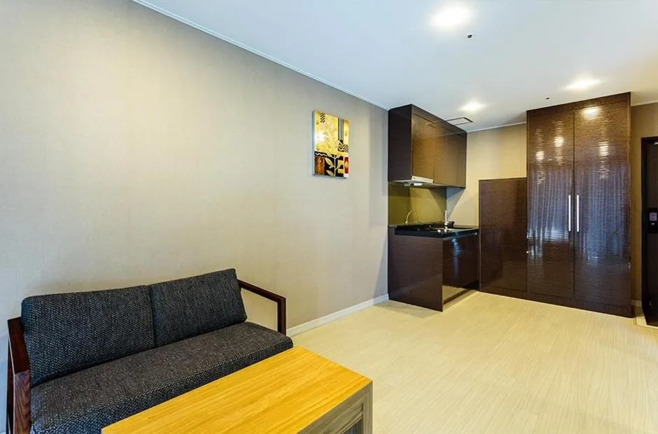 Kitchen or kitchenette, Bed in Rich Hotel