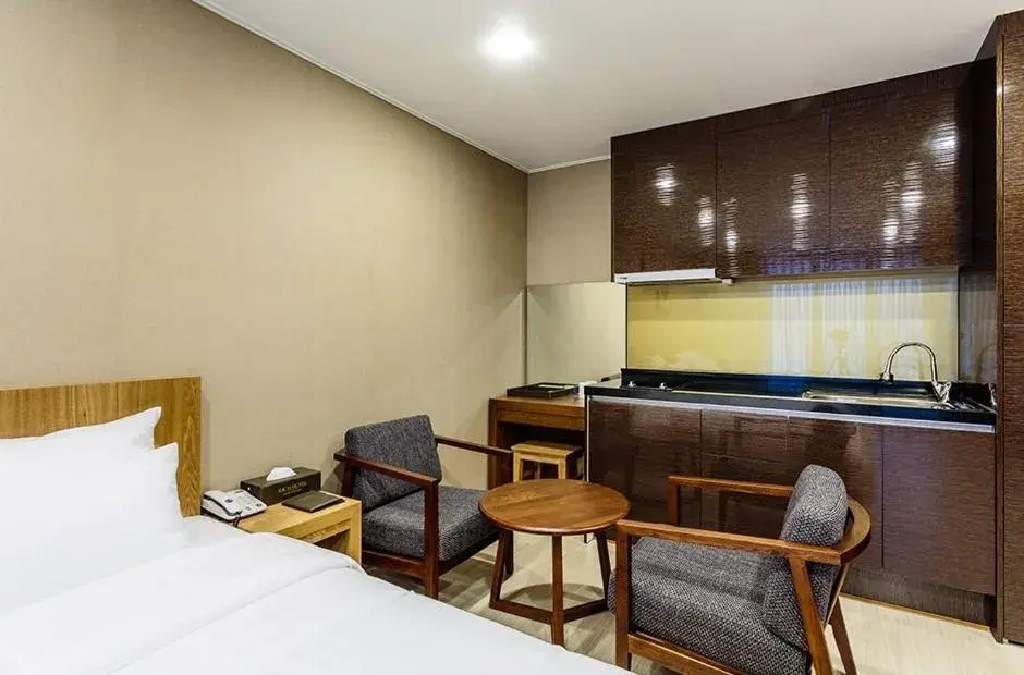 Kitchen or kitchenette, Bed in Rich Hotel Kitchen or kitchenette, Bed in Rich Hotel