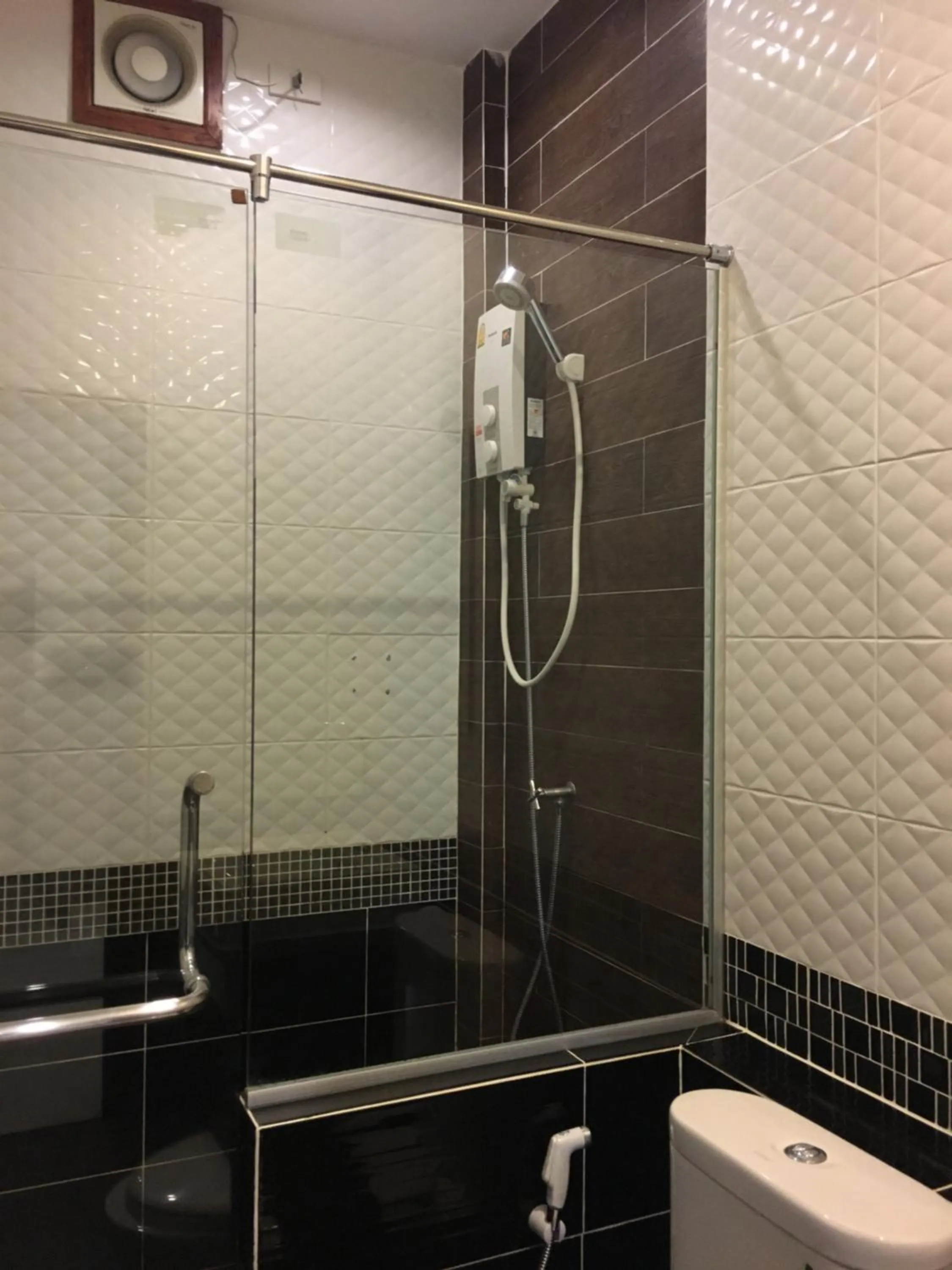 Shower in Aonang Oscar Pool Villas - Free Shuttle to Aonang Beach -shared pool - private pool