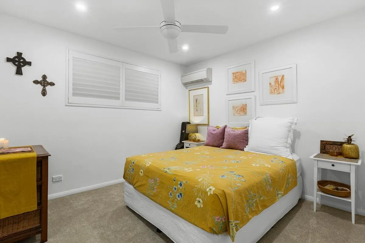 Bed in 3 Bedroom Penthouse-Short Walk to Sandstone Point