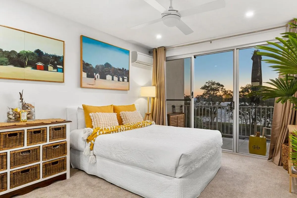 Bed in 3 Bedroom Penthouse-Short Walk to Sandstone Point