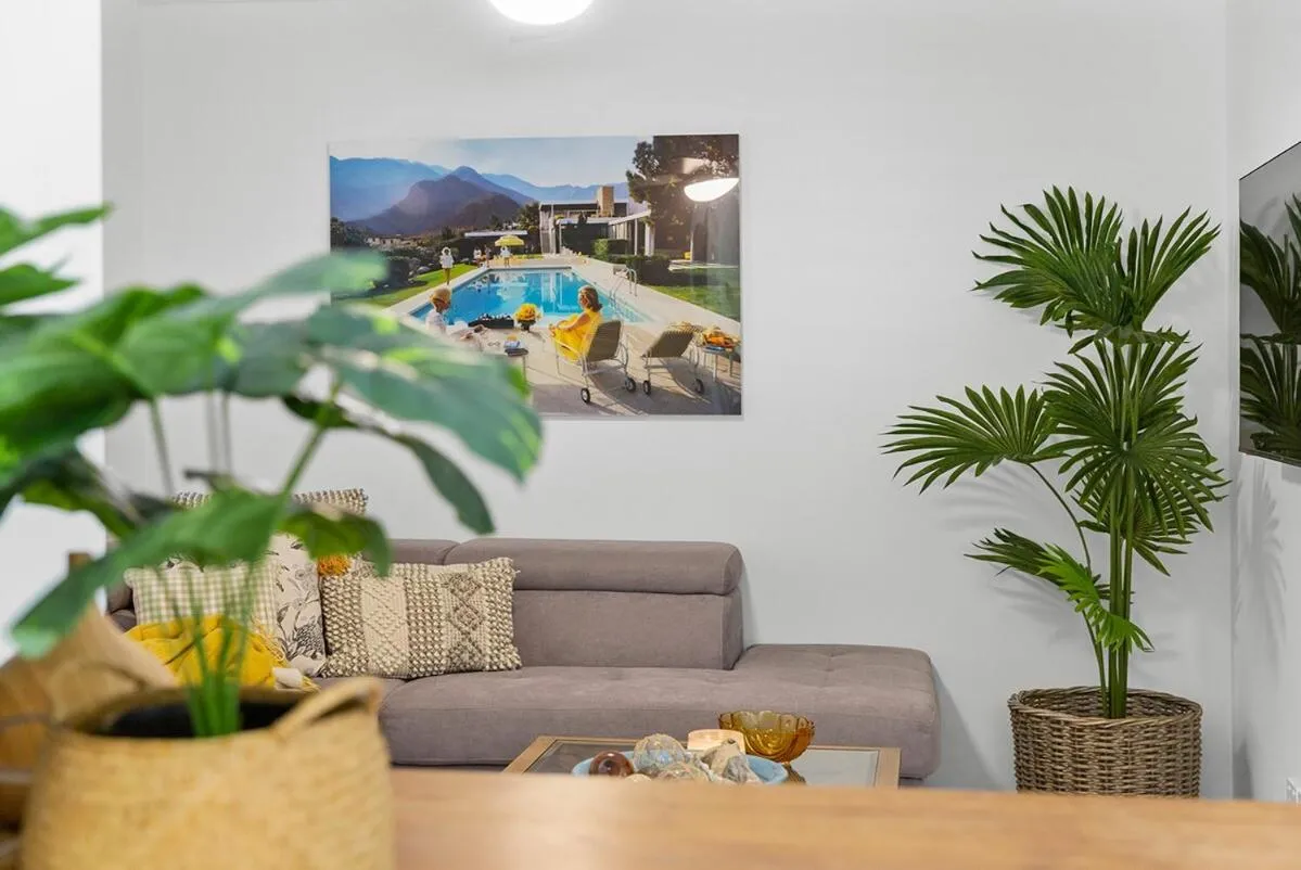 3 Bedroom Penthouse-Short Walk to Sandstone Point