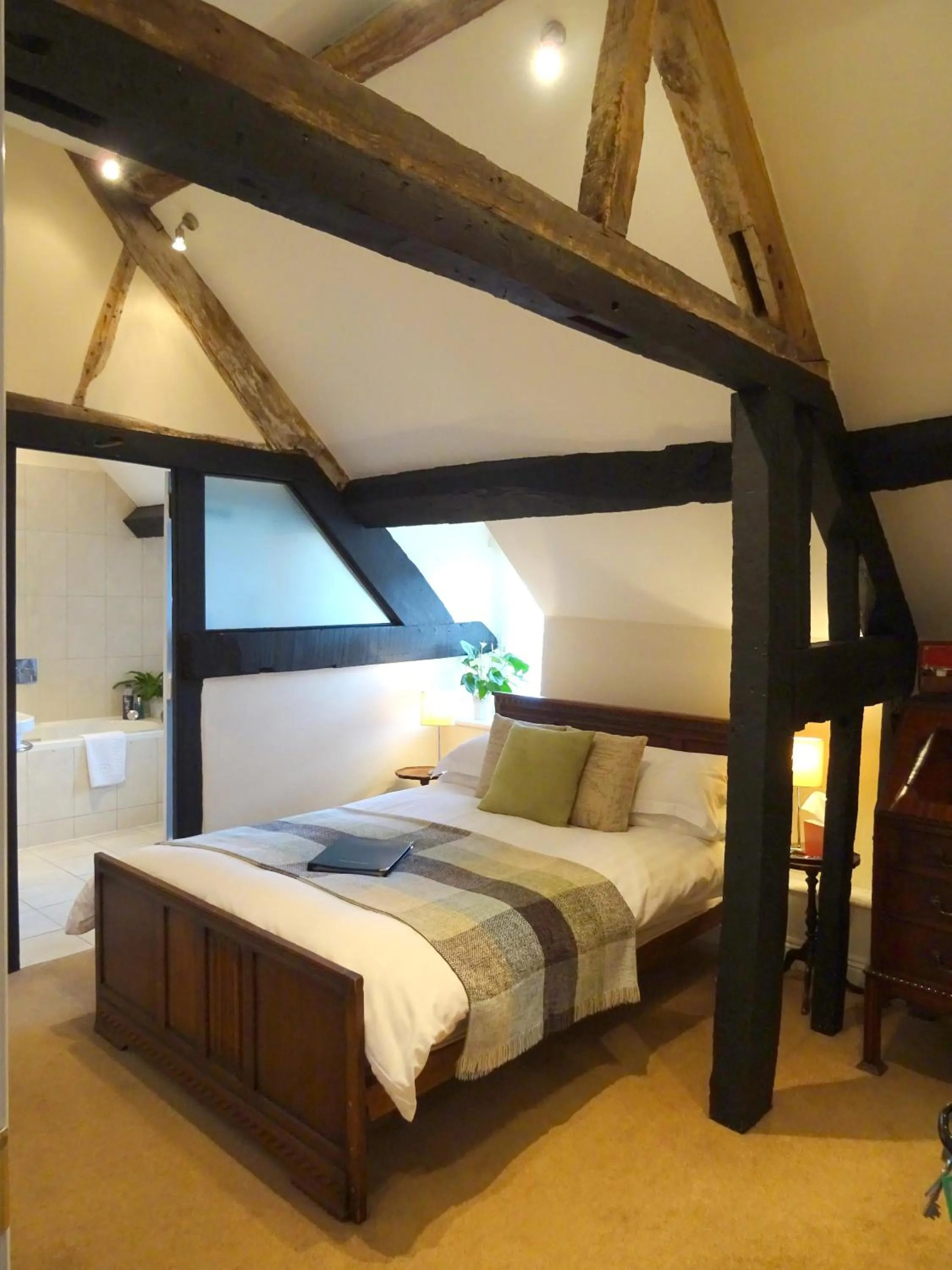 Photo of the whole room, Bed in Garway Moon Inn