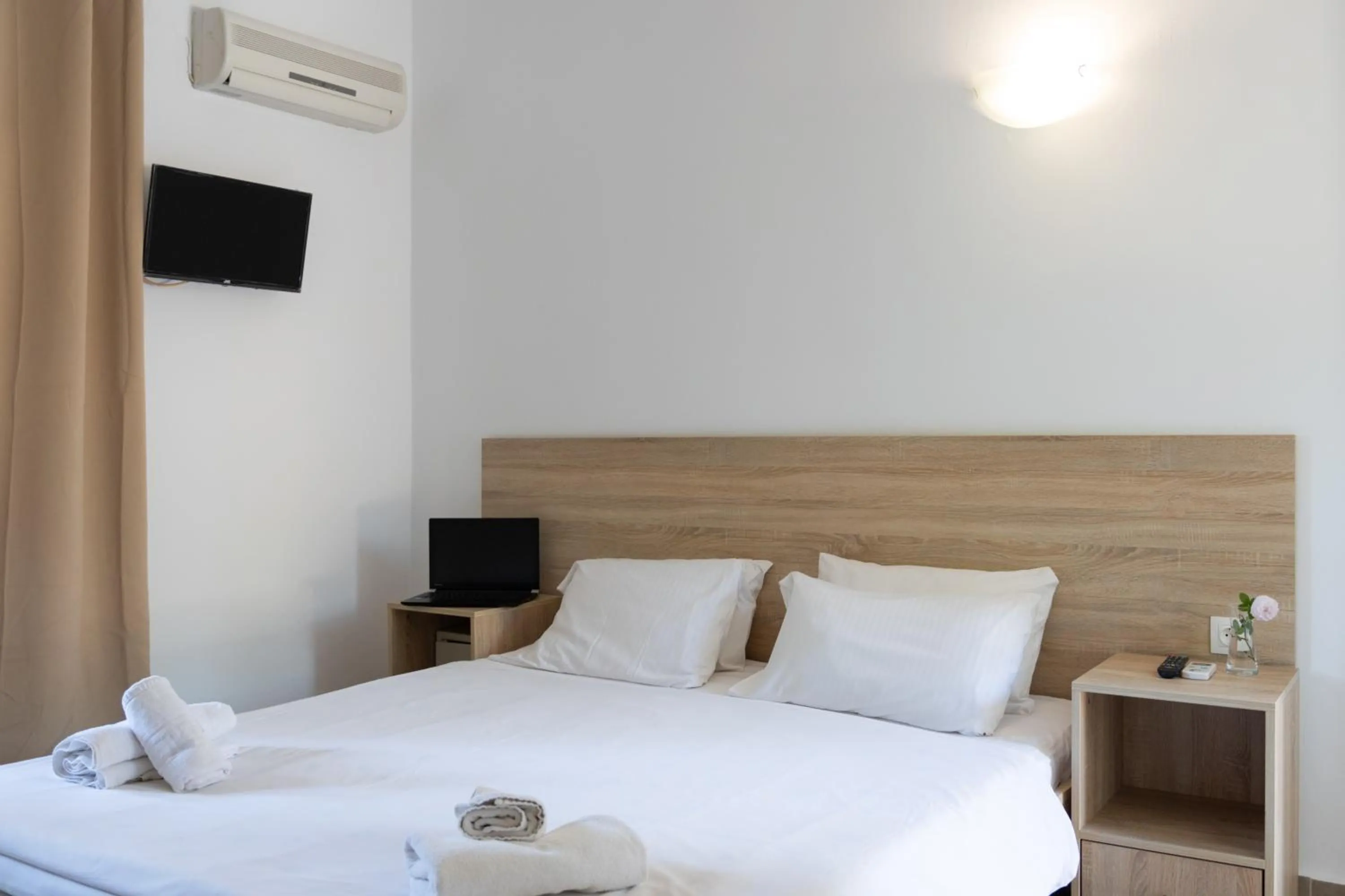 Photo of the whole room, Bed in Wilde Rose Hotel