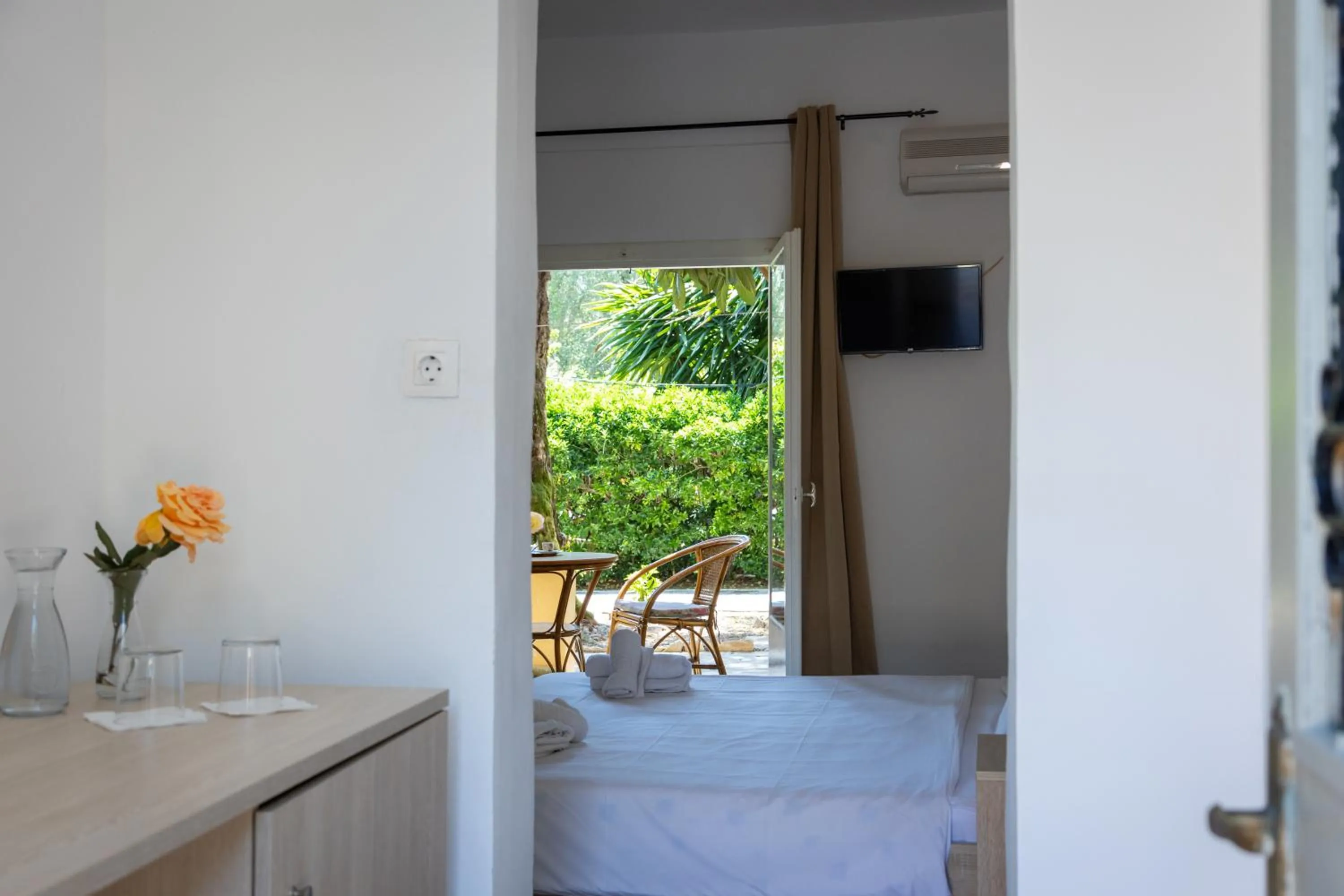 Photo of the whole room, Bed in Wilde Rose Hotel