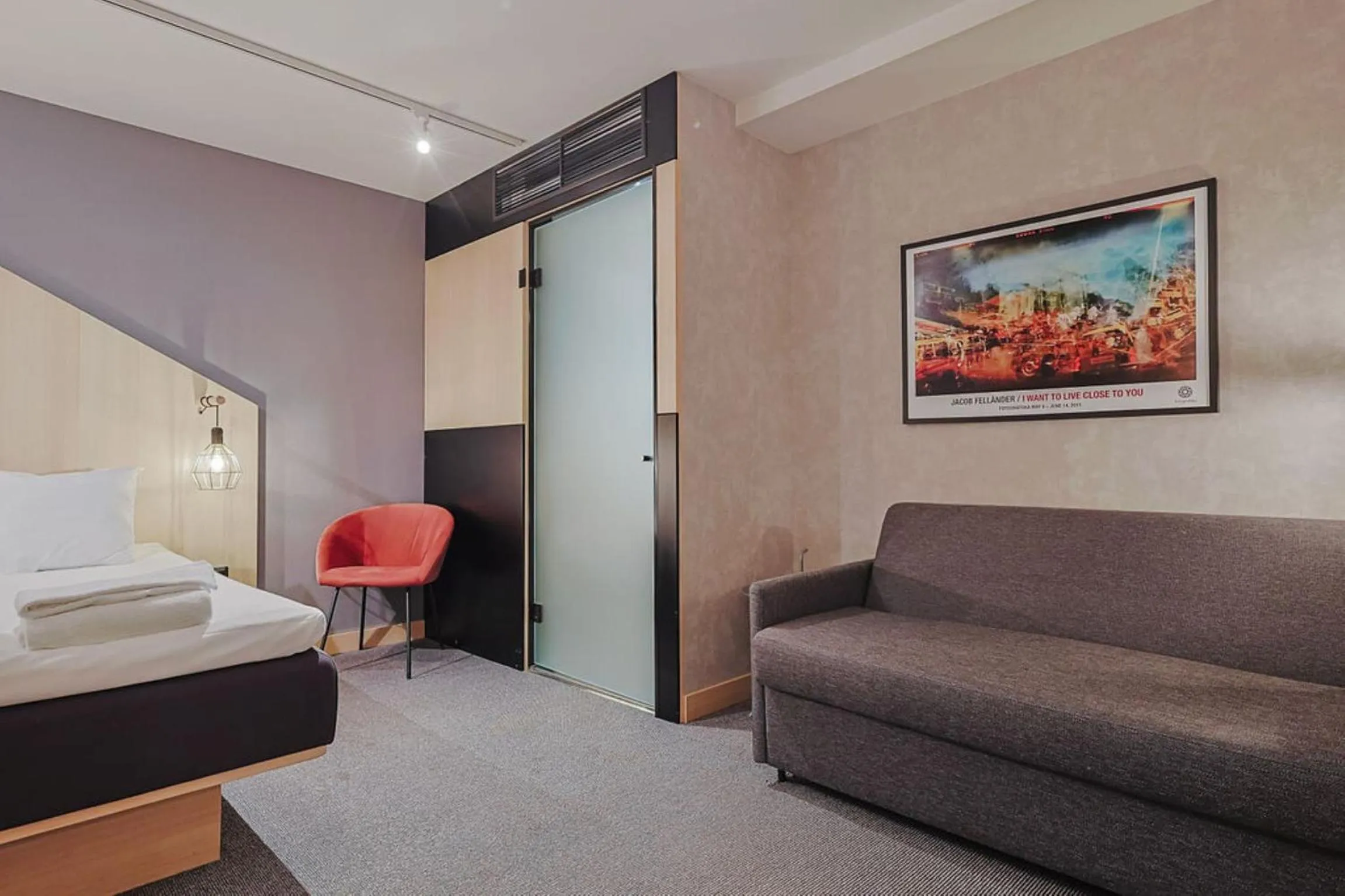 Property building, Bed in Hotel With Urban Deli