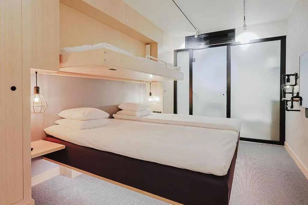 Bedroom, Bed in Hotel With Urban Deli