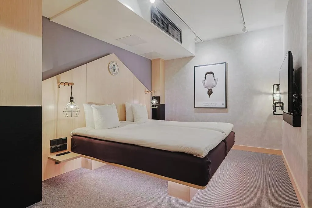 King Room without Window in Hotel With Urban Deli