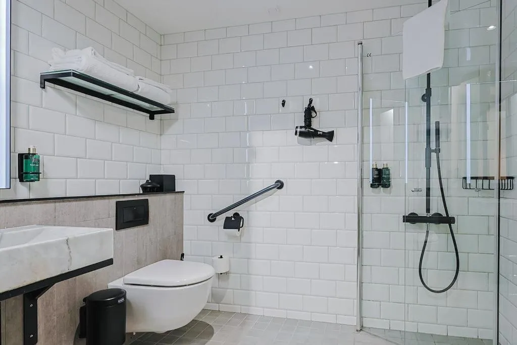 Shower in Hotel With Urban Deli