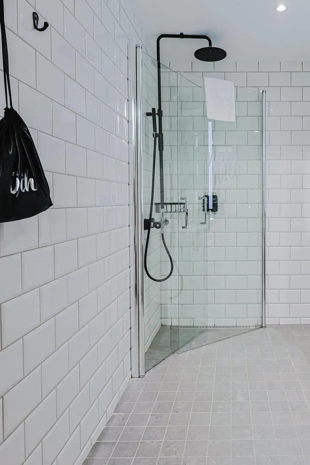 Shower in Hotel With Urban Deli