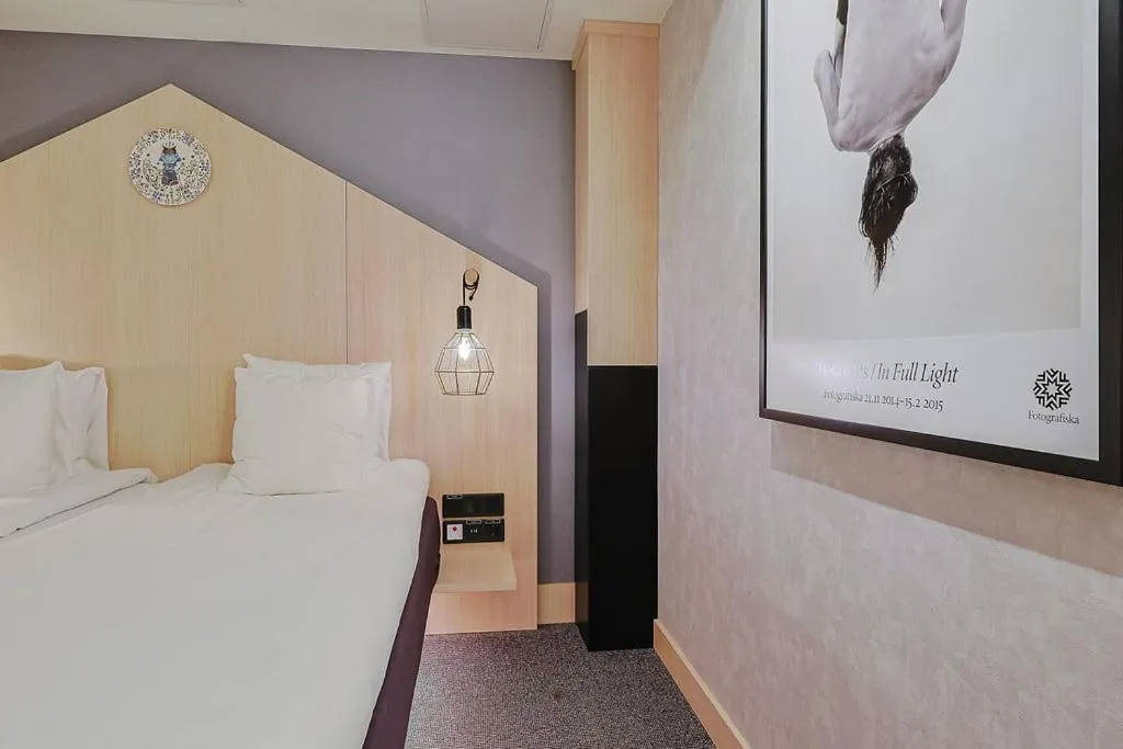 Bedroom, Bed in Hotel With Urban Deli