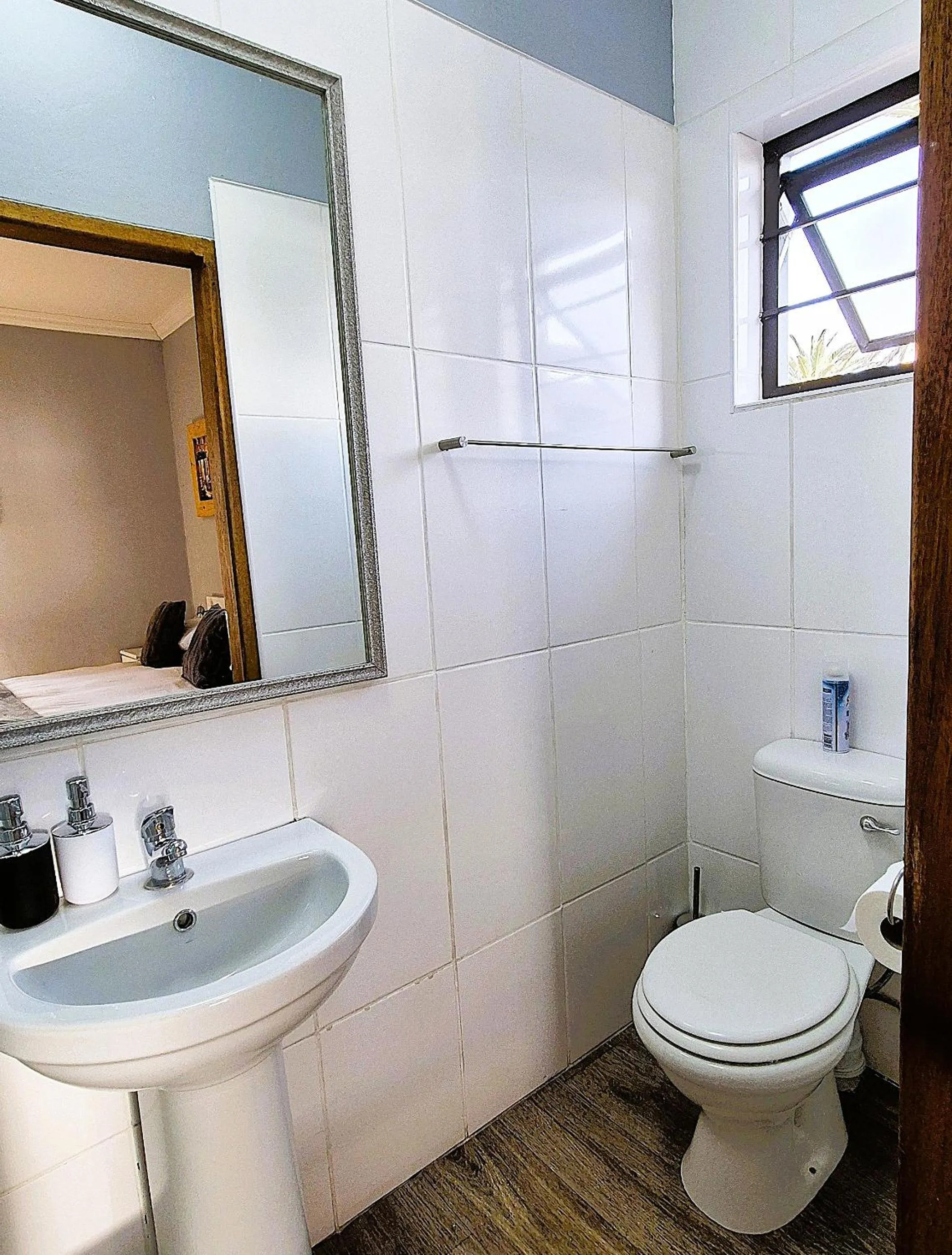 Toilet in Tiende Laan Bed & Breakfast and Self-Catering