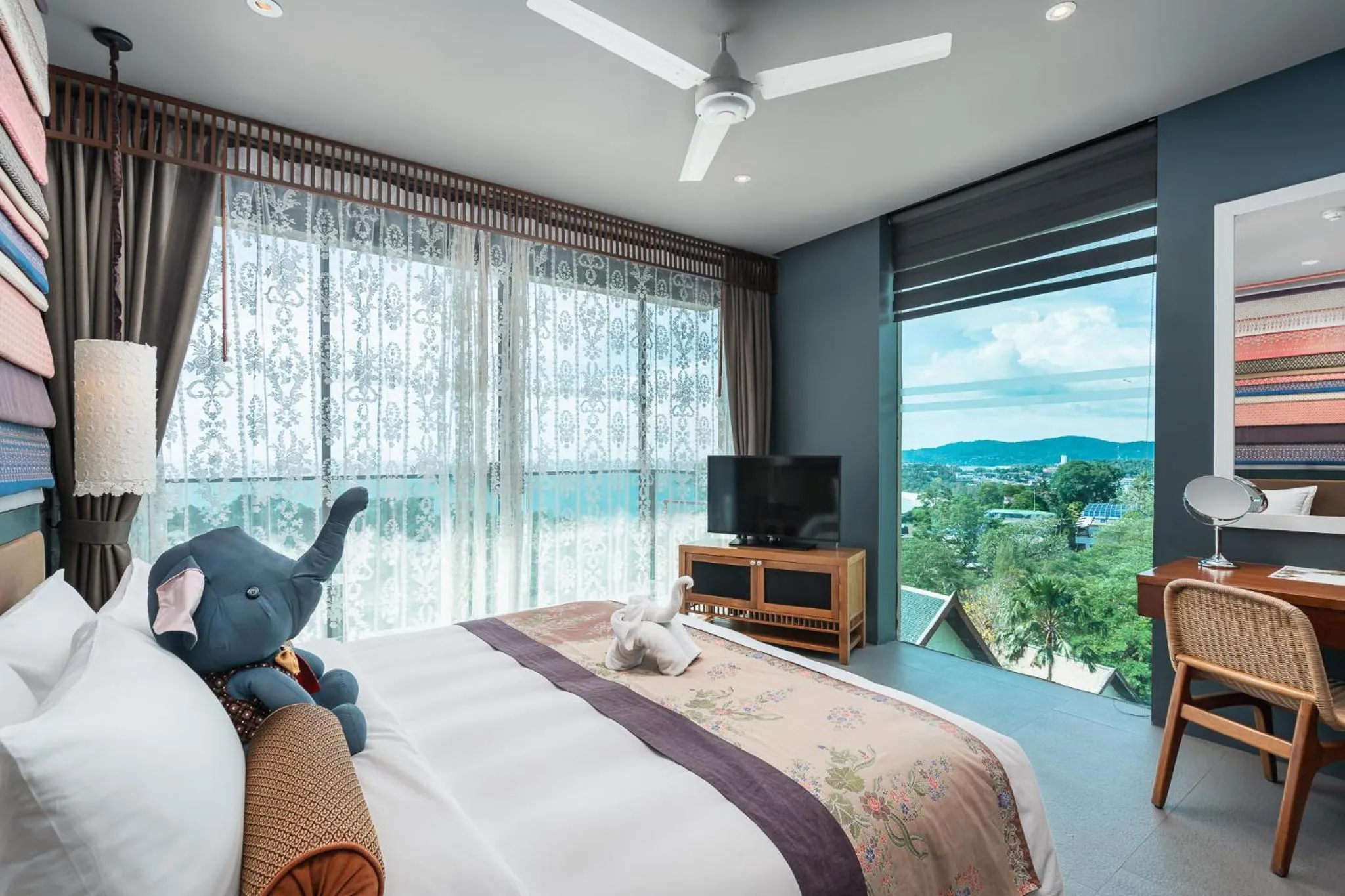 Bedroom in The Sea Galleri by Katathani