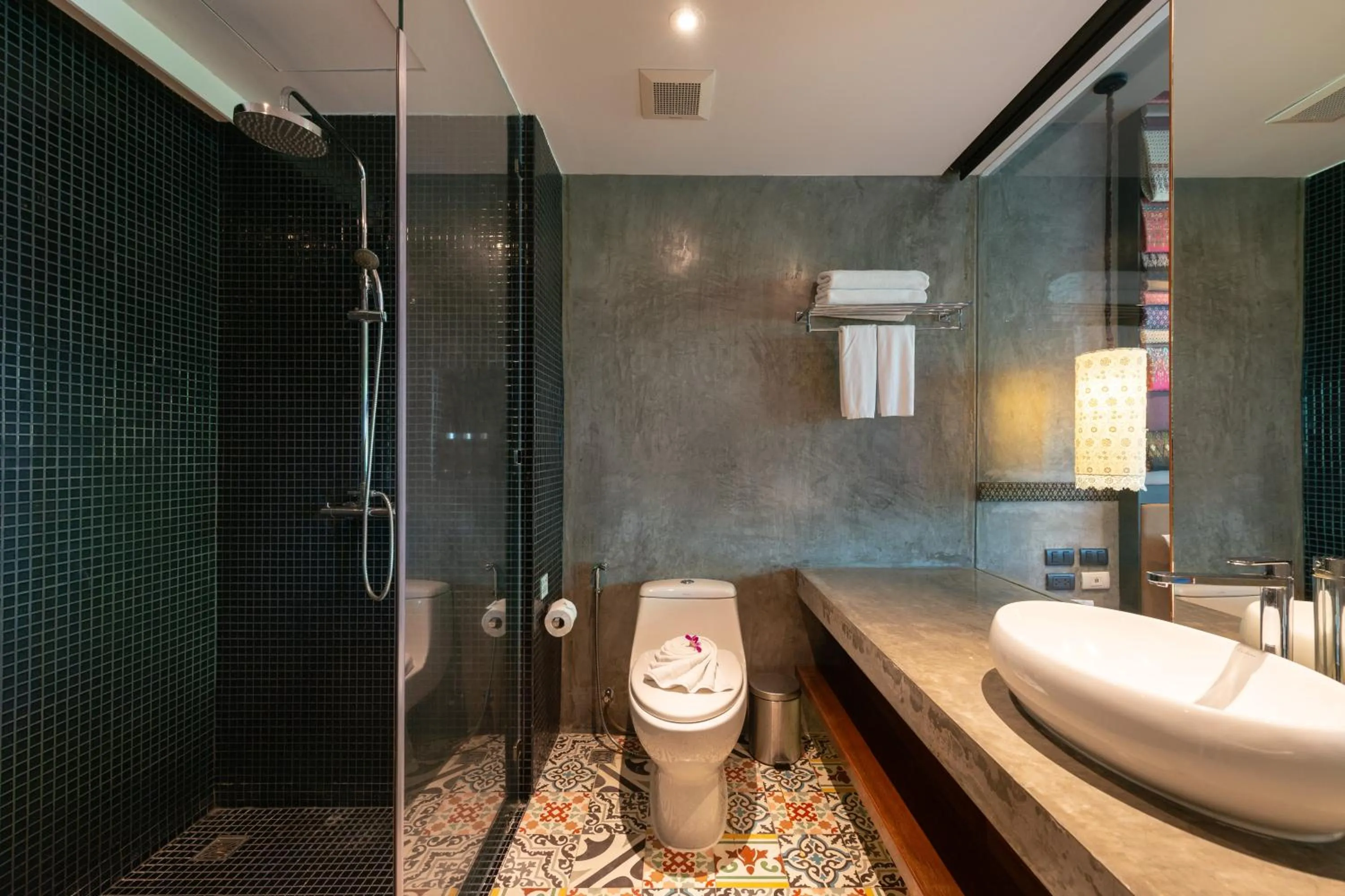 Bathroom in The Sea Galleri by Katathani