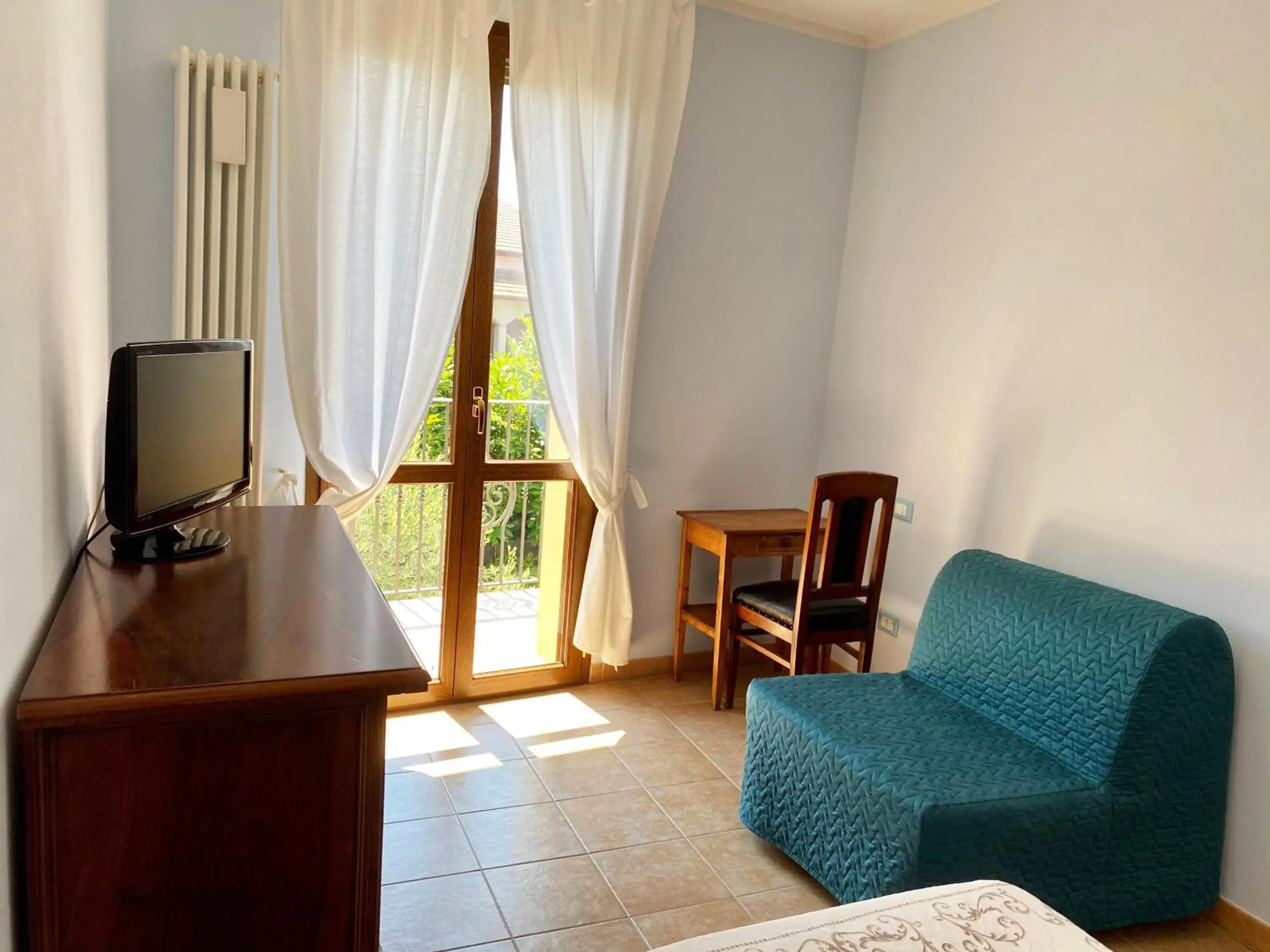 Deluxe Single Room with Balcony in R&B Del Monte Deluxe Single Room with Balcony in R&B Del Monte