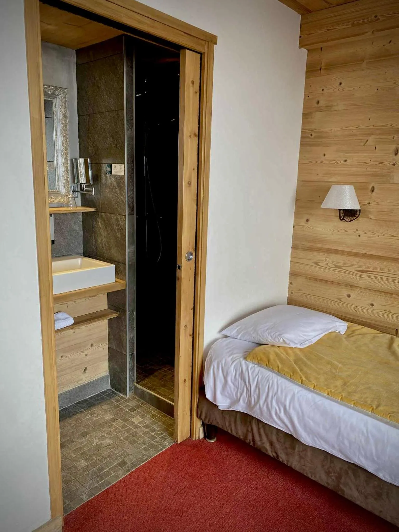 Bathroom, Bed in Hotel La Crémaillère
