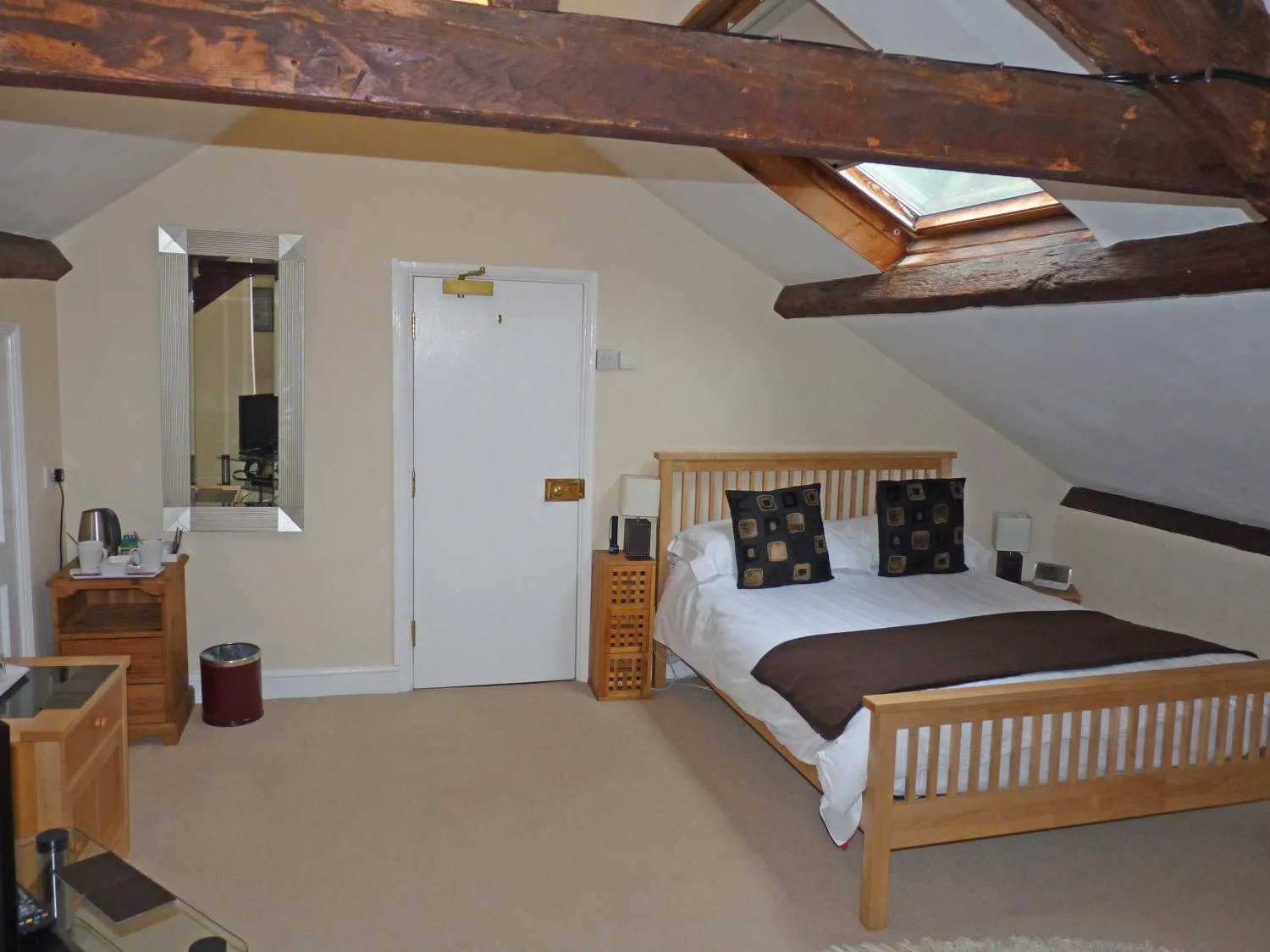 Photo of the whole room, Bed in Town Mills