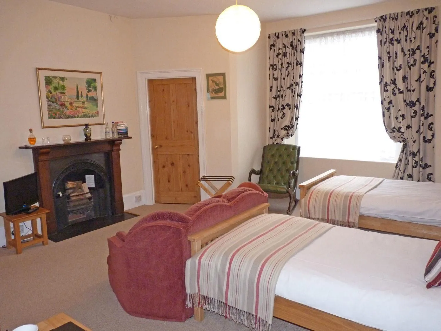 Photo of the whole room, Bed in Town Mills