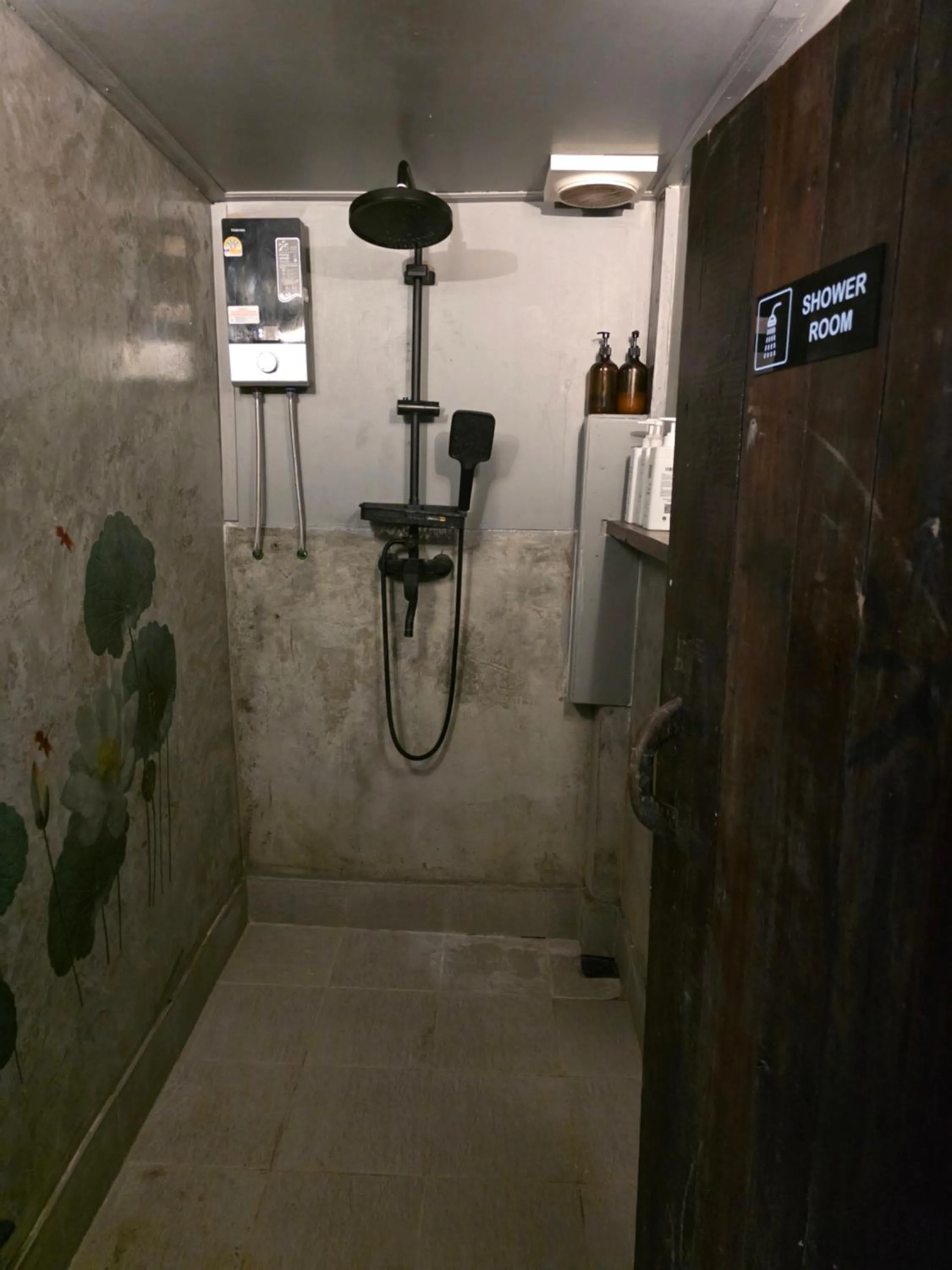 Shower in THE REAL ESCAPE - Koh Yao Noi