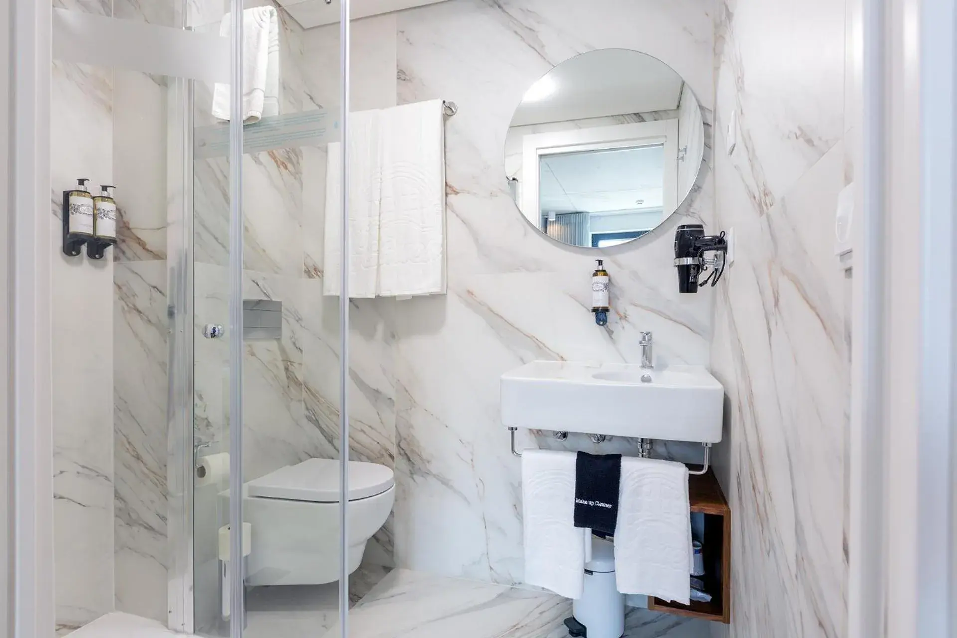 Shower in Bemyguest - Loft Guest House Jardim das Mães Charming Shower in Bemyguest - Loft Guest House Jardim das Mães Charming