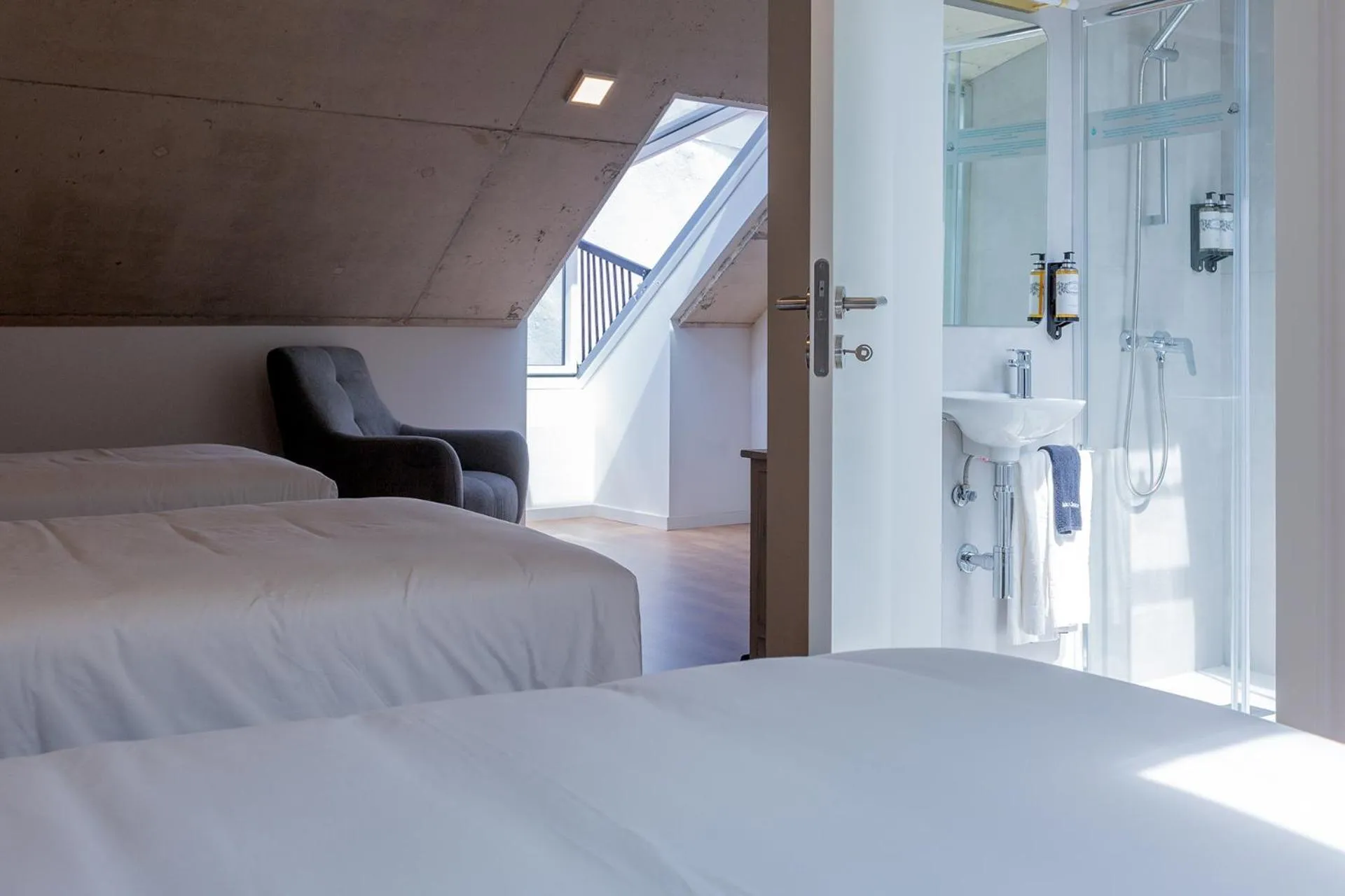 Shower, Bed in Bemyguest - Loft Guest House Jardim das Mães Charming