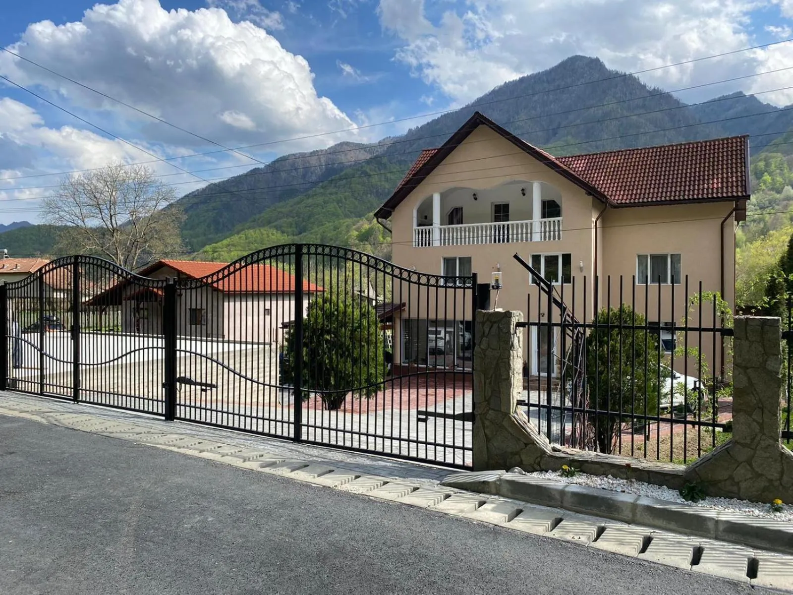 Facade/entrance in Dendy