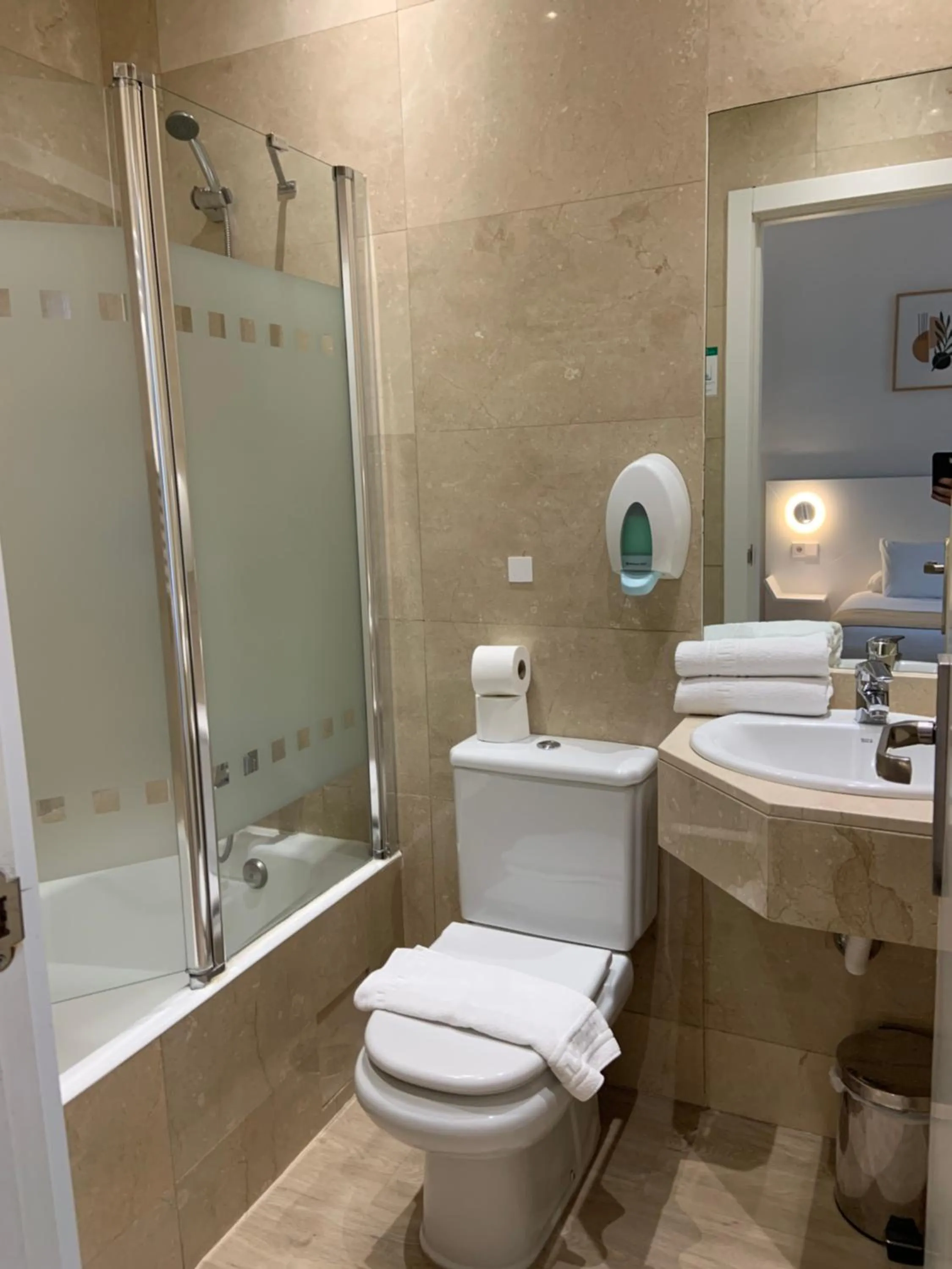 Shower in Hostal Sol Square Madrid