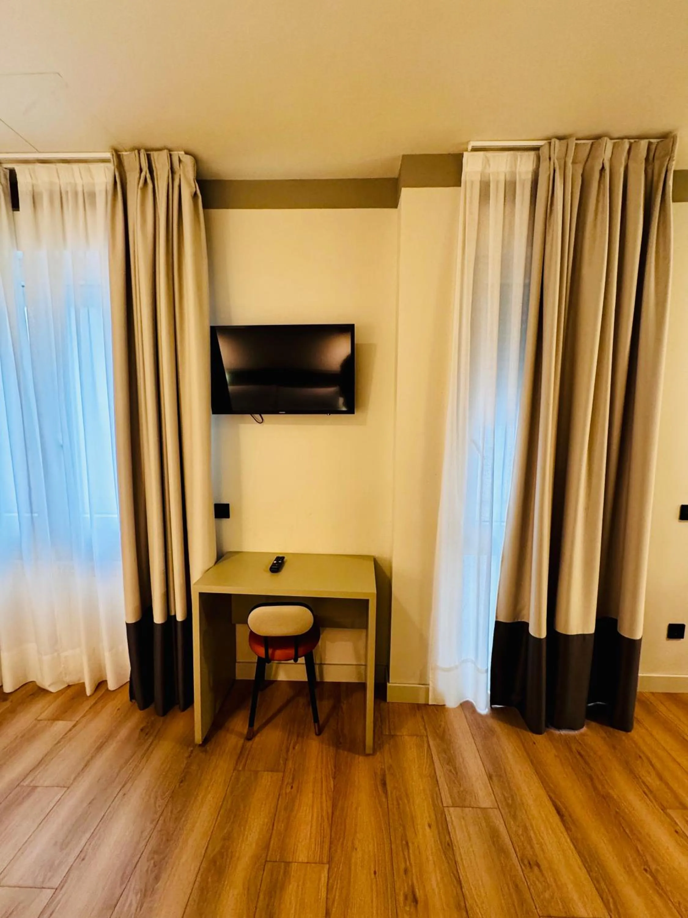 TV and multimedia in Hostal Sol Square Madrid