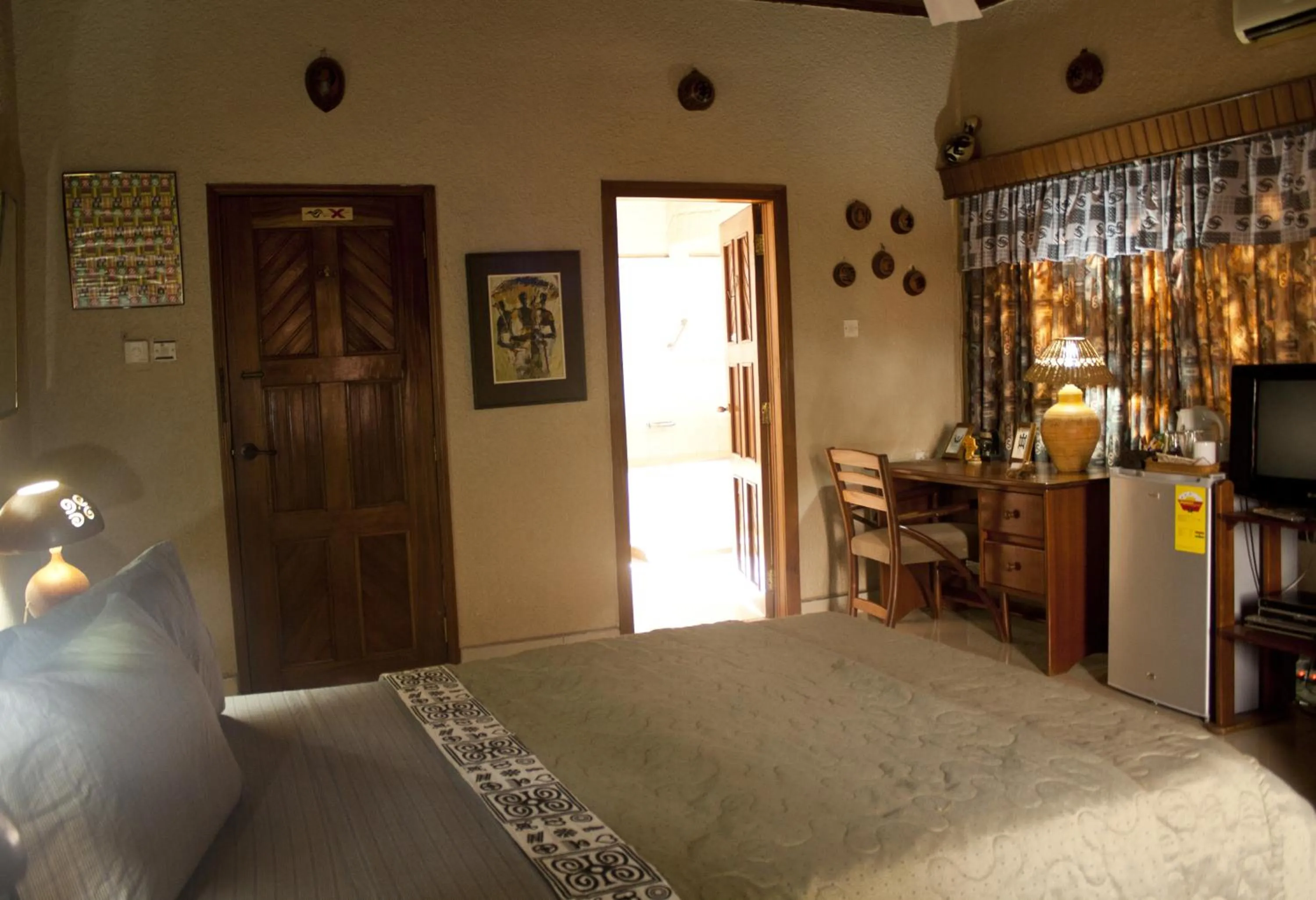 Photo of the whole room, Bed in Four Villages Inn