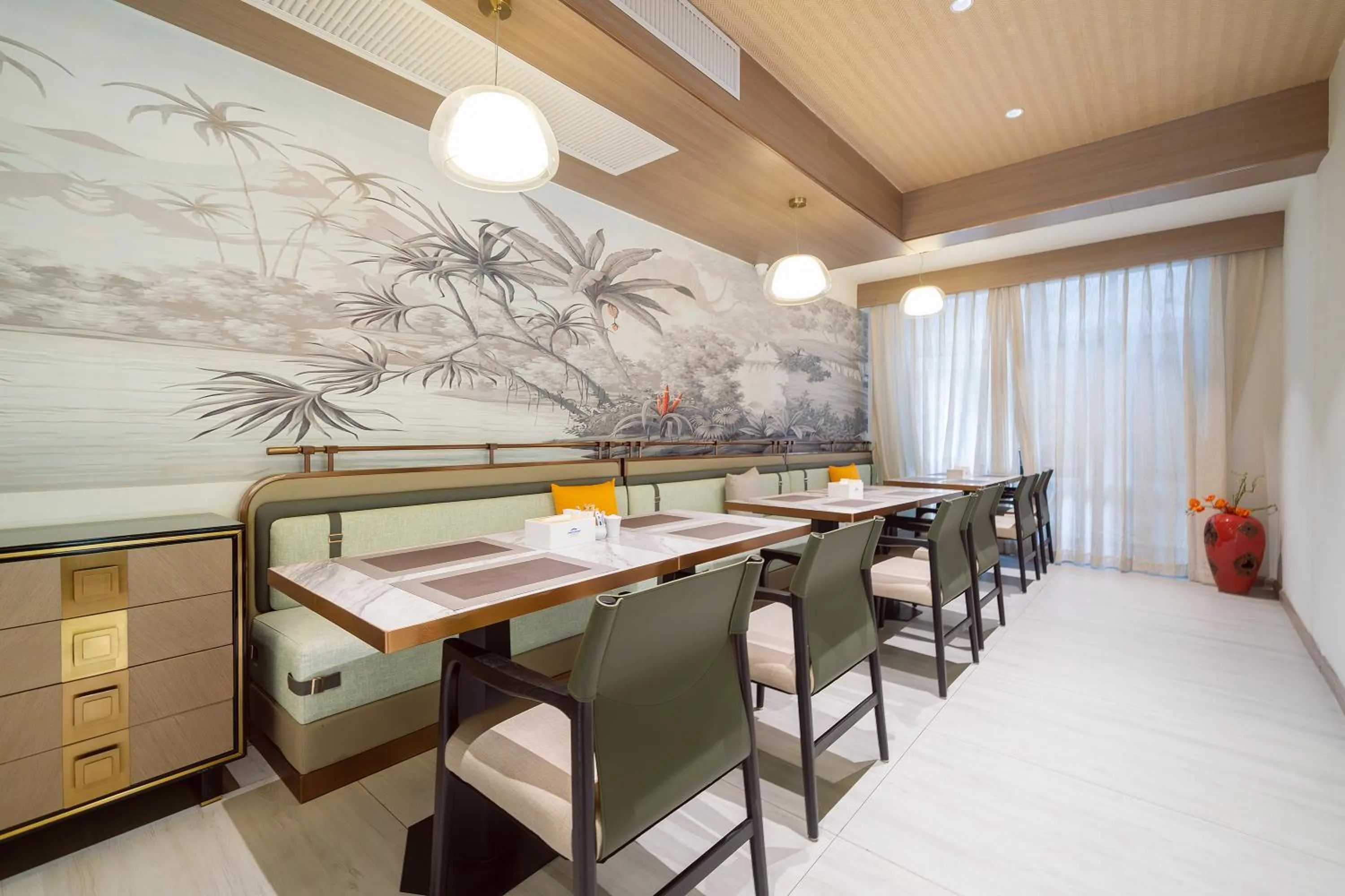 Dining area in Howard Johnson by Wyndham Phuket Naiyang
