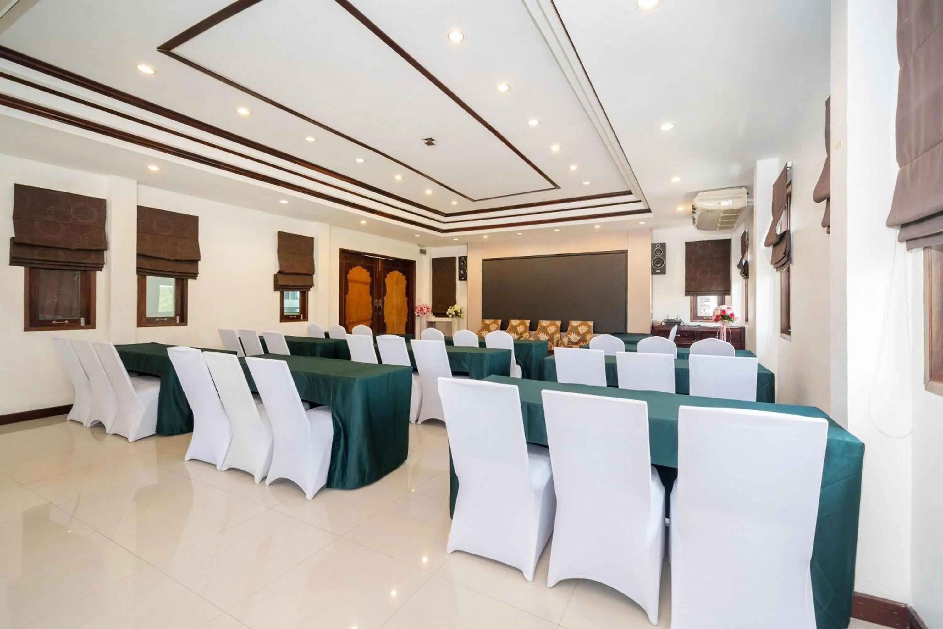 Meeting/conference room in Howard Johnson by Wyndham Phuket Naiyang