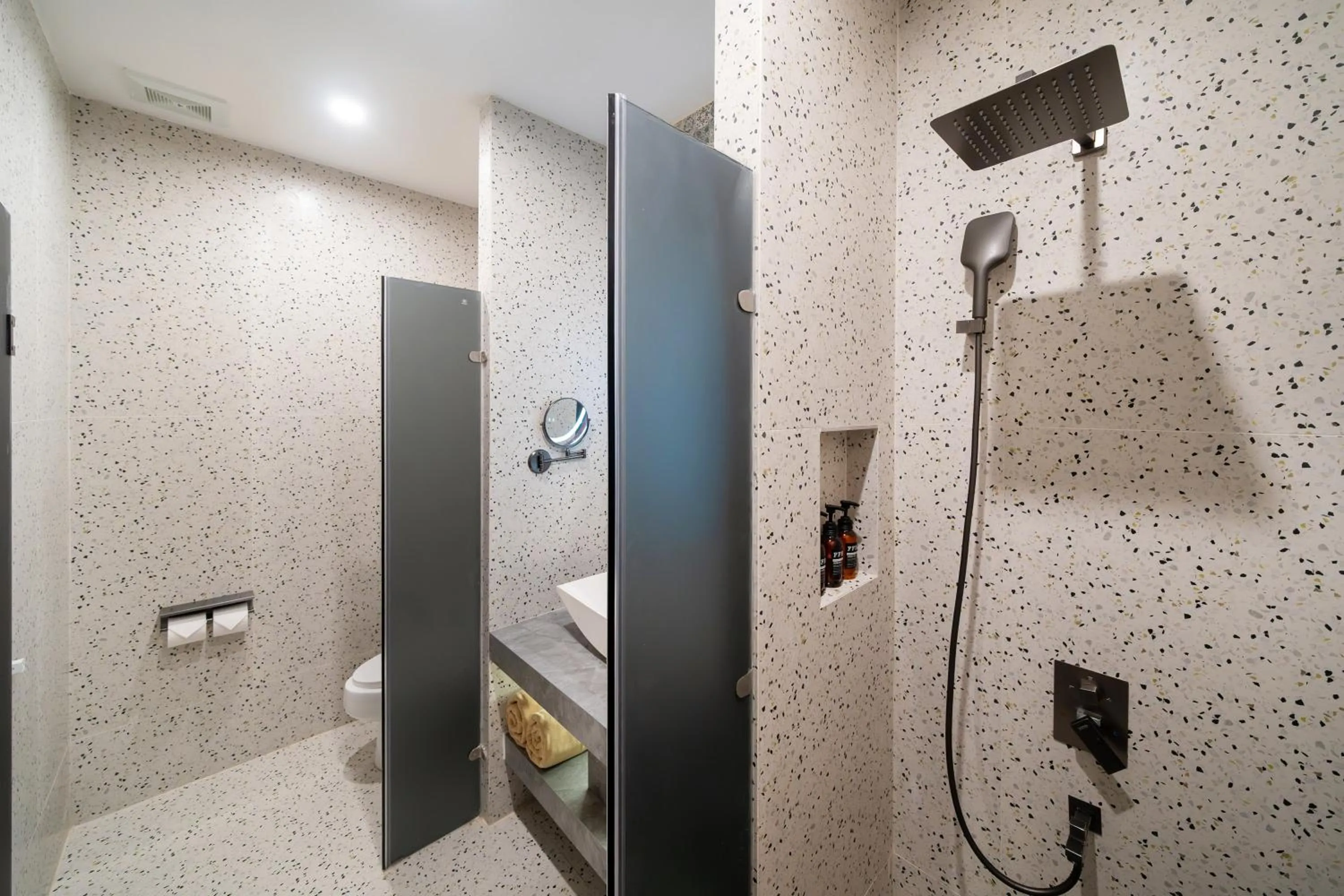 Shower in Howard Johnson by Wyndham Phuket Naiyang