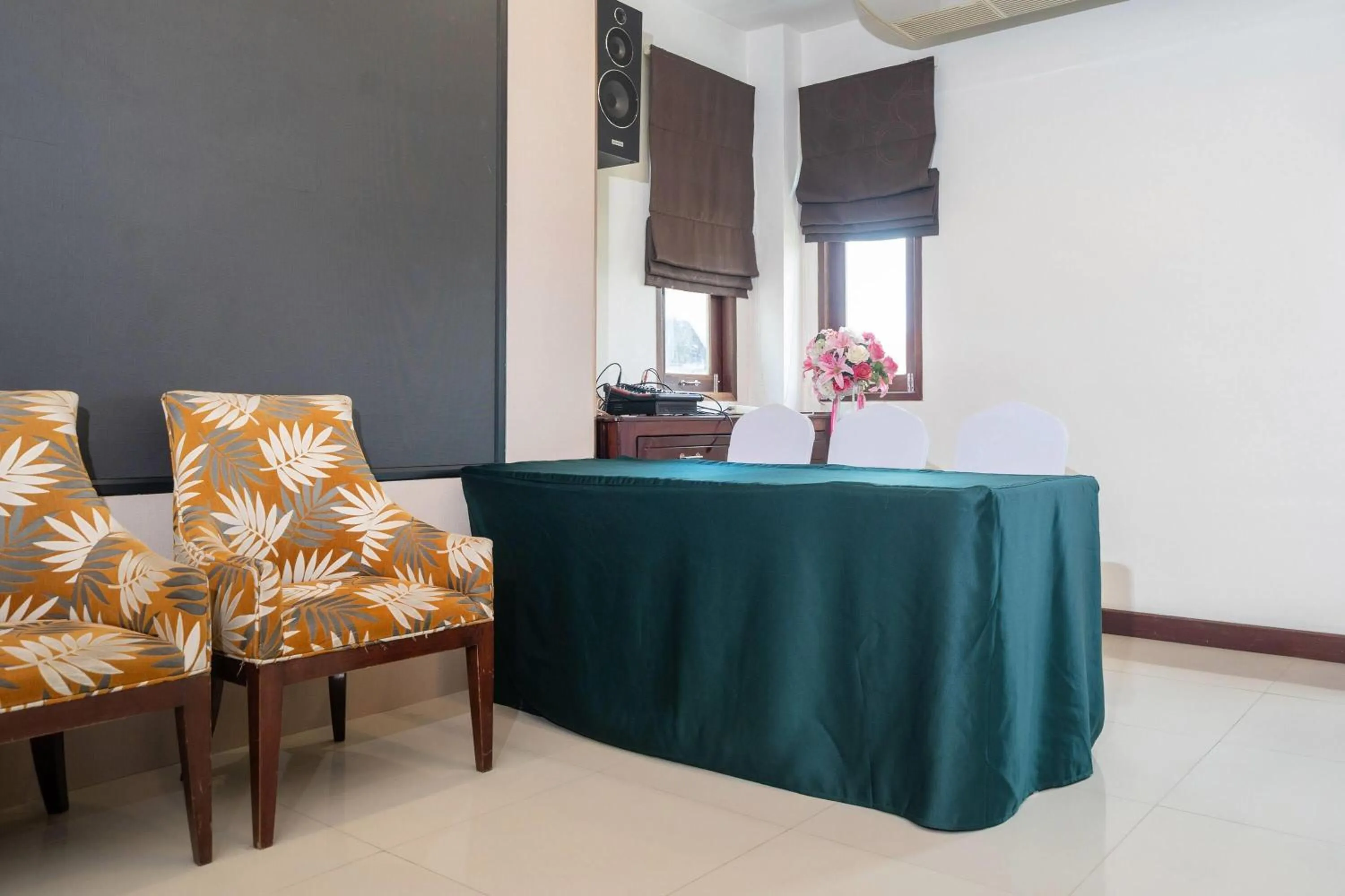 Meeting/conference room in Howard Johnson by Wyndham Phuket Naiyang