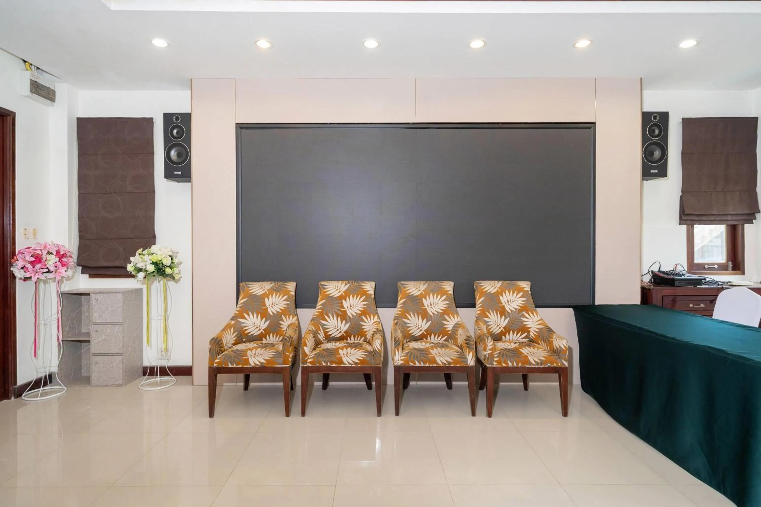 Meeting/conference room in Howard Johnson by Wyndham Phuket Naiyang